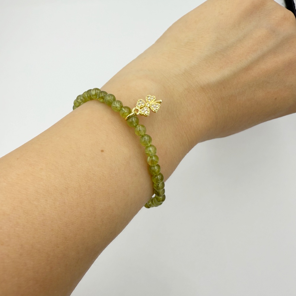 Peridot เพอริดอต 4 มม ร้อยพร้อมใบโคลเวอร์ พลังแห่งโชคลาภ ความสุข และการเริ่มต้นสิ่งใหม่อย่างสดใส