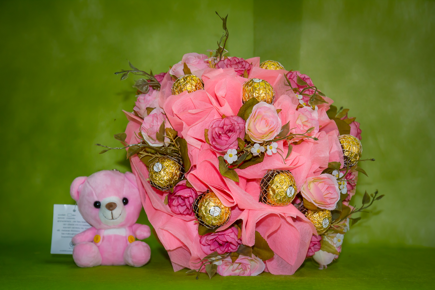 ช่อเฟอเรโร่ (Ferrero Rocher) 9 ลูก ดอกกุหลาบสีชมพูหวาน กระดาษสีชมพู