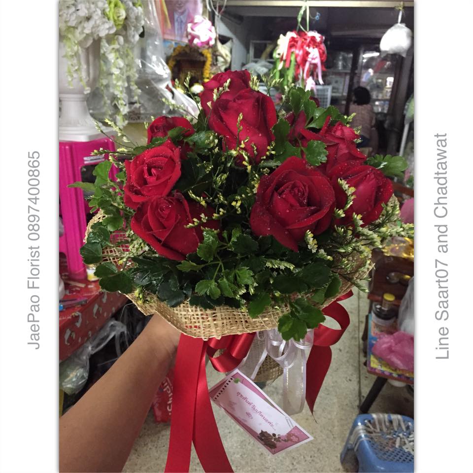 ช่อดอกกุหลาบสีแดง ดอกไม้จีน ห่อด้วยกระดาษตะข่าย