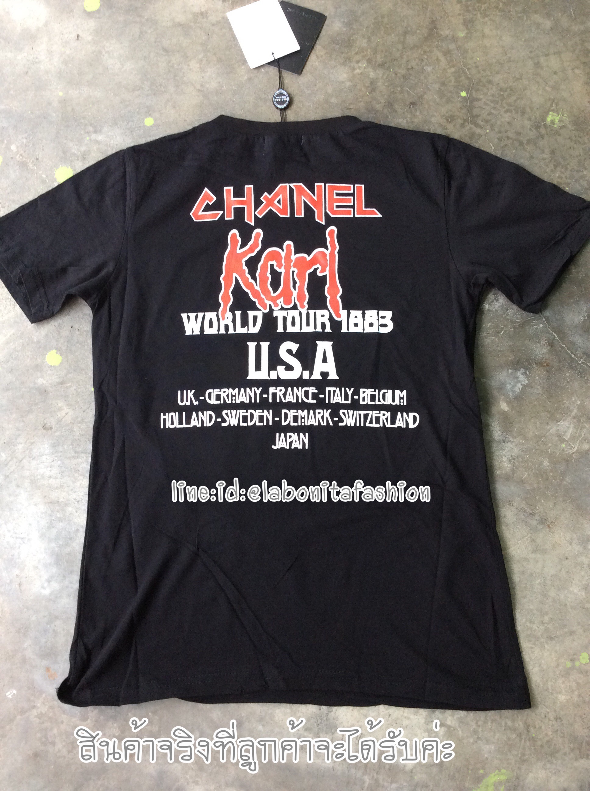 พบกับเสื้อยืดแขนสั้นแต่งคอกลม ดีไซน์สวยเท่ห์ ด้านหน้าและด้านหลังโดดเด่นด้วยงานสกรีนลายในตัวค่ะ เก๋ไก๋มากมายค่ะ เนื้อผ้าดีงาม สวมใส่ง่ายสบายๆในวันเบาเบาค่ะ