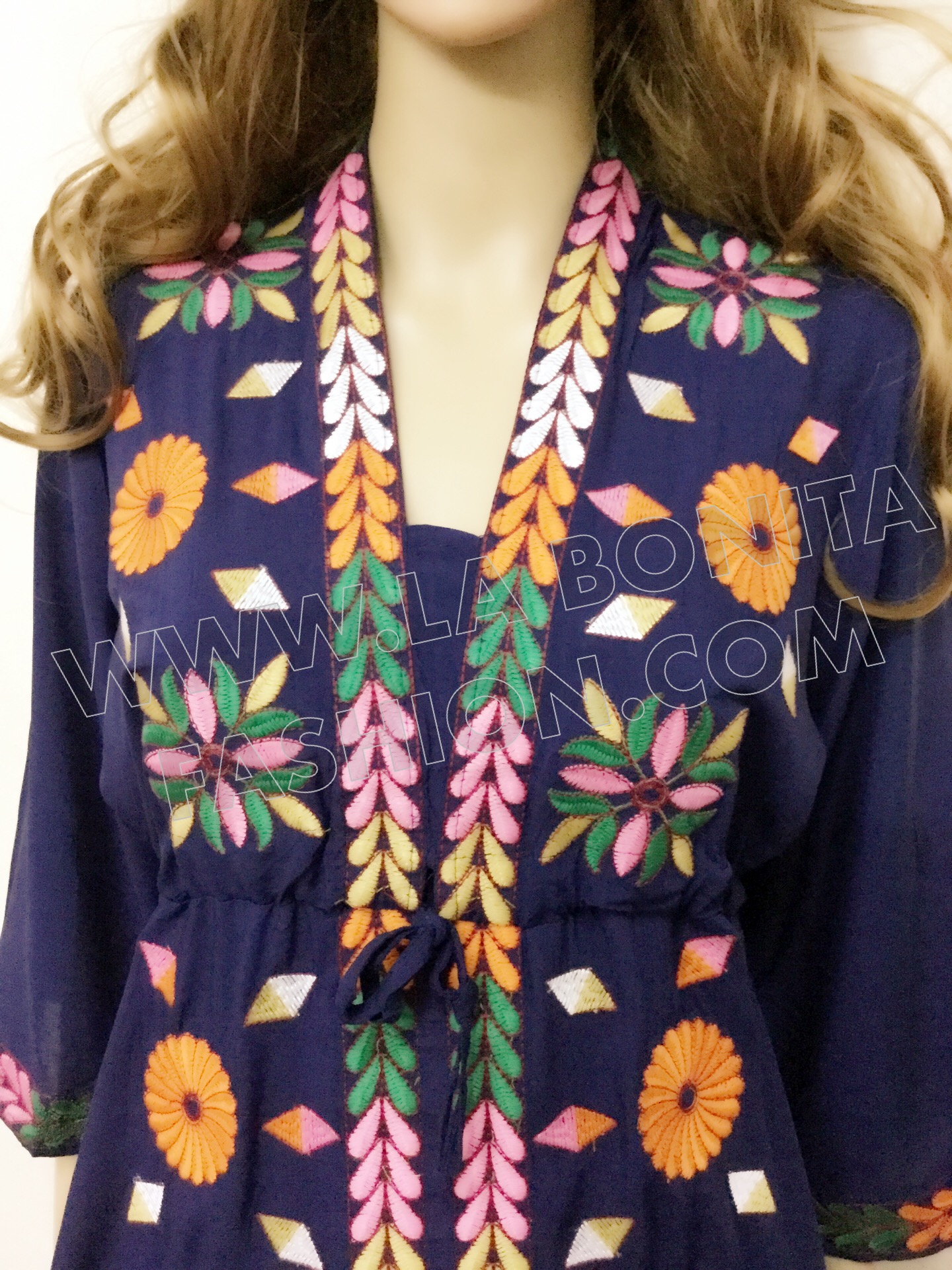 พร้อมส่ง เดรสโบฮีเมียนคอวี ปักลายดอกไม้สีสันสดใส มีเชือกไว้รูดปรับช่วงเอวให้เข้ารูป