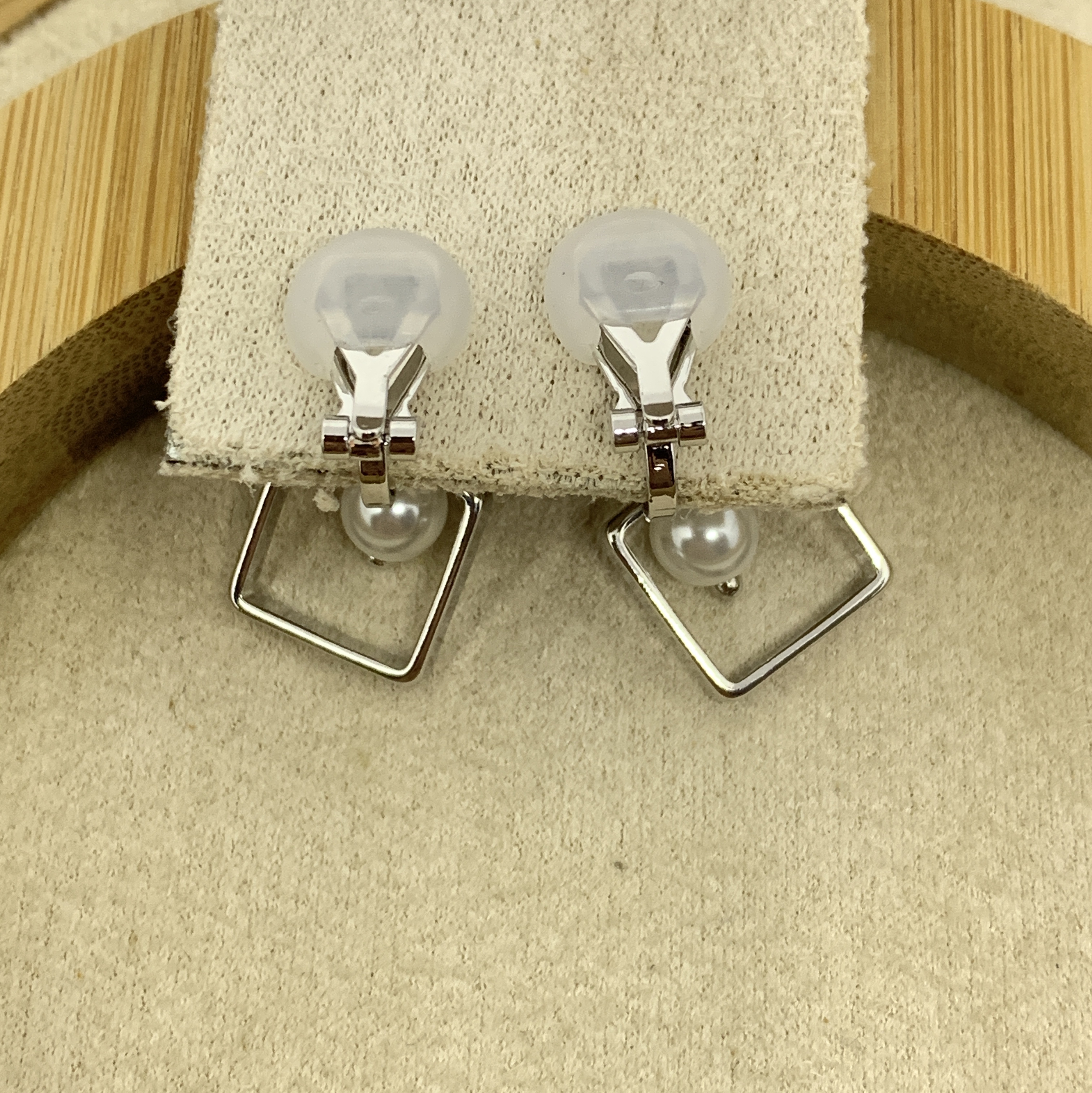 ต่างหูหนีบ Sq Pearl มีซิลิโคนรอง หนีบไม่เจ็บ เงินแท้92.5% ไม่เจาะหูก็สวยได้_EC260