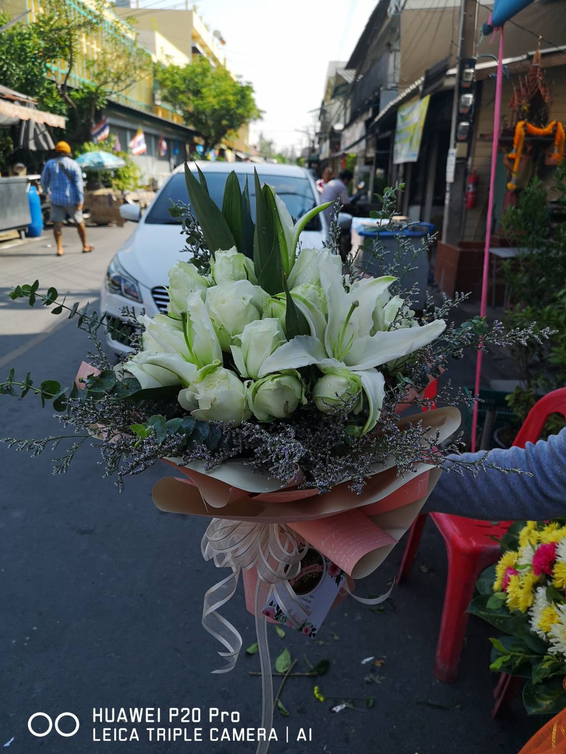 ช่อดอกกุหลาบสีขาวแซมดดอกลิลลี่ แทนความรู้สึก