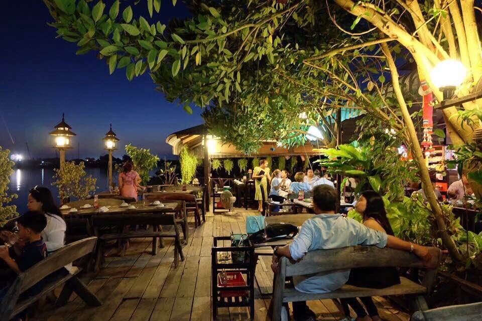 ร้านอาหารเรือนสายน้ำ