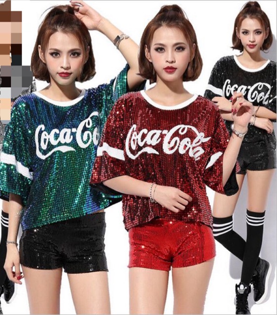 KOREA ITEM COCA COLA TOP สินค้าพร้อมส่งจร้า ห้ามพลาดเลยน่ะค่ะสาวๆ สำหรับเสื้อรุ่นนี้ แม่ค้าช๊อปปชอบ เสื้อวิ๊ง Coca Cola งานปักแน่นๆ ปราณีตสุดเลยจร้า แมทซ์กับ อะไรก็เริสคร้า แม่ค้าการันตรีเลยยย เหมาะกับสาวๆทุกไซค์เลย น่ะค่ะ