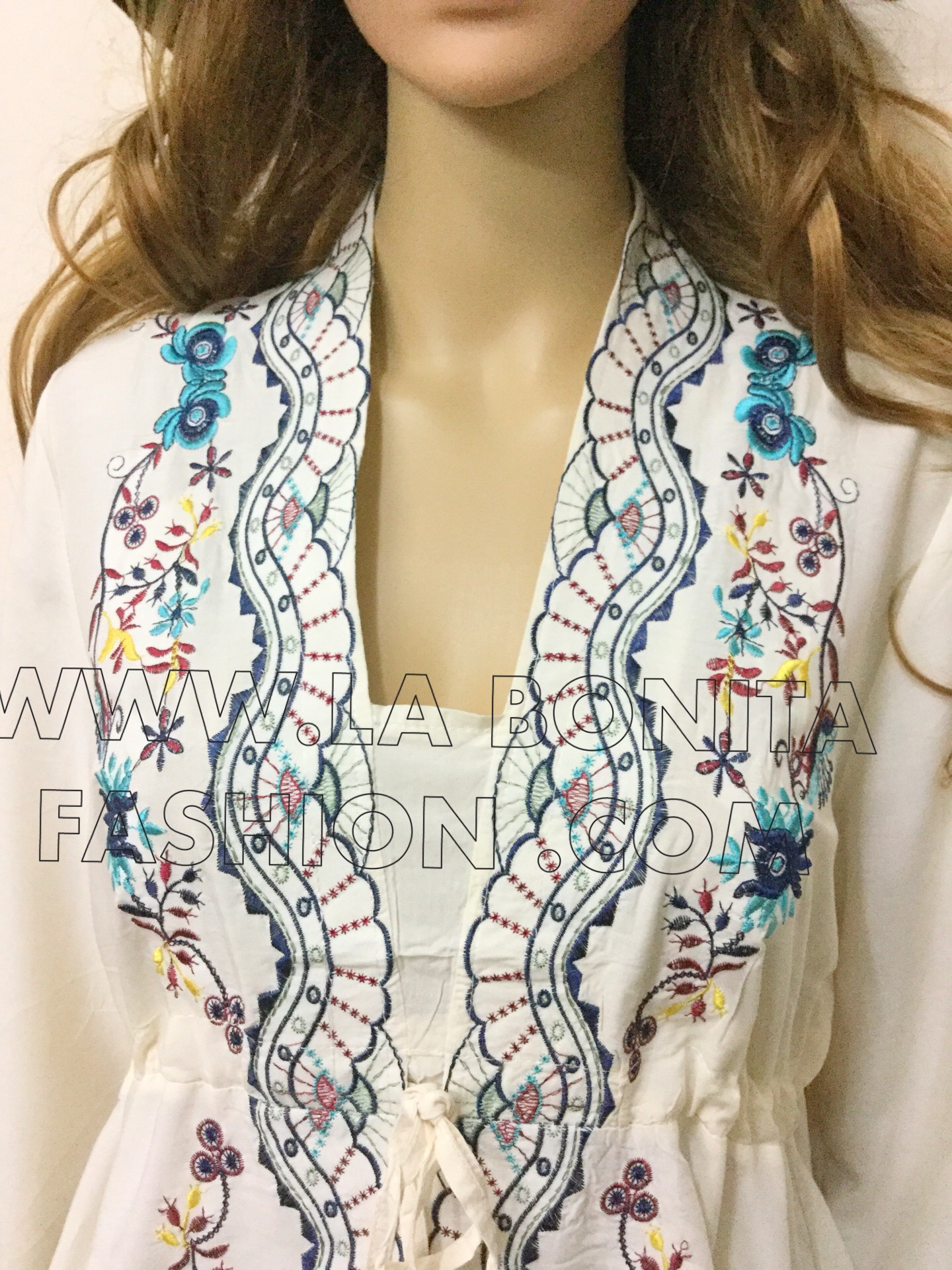 เดรสโบฮีเมียนคอวี มีเขือกปรับขนาดรอบเอว ปักลวดลาย ดอกไม้และเถาวัลย์งานปักสวยแน่น