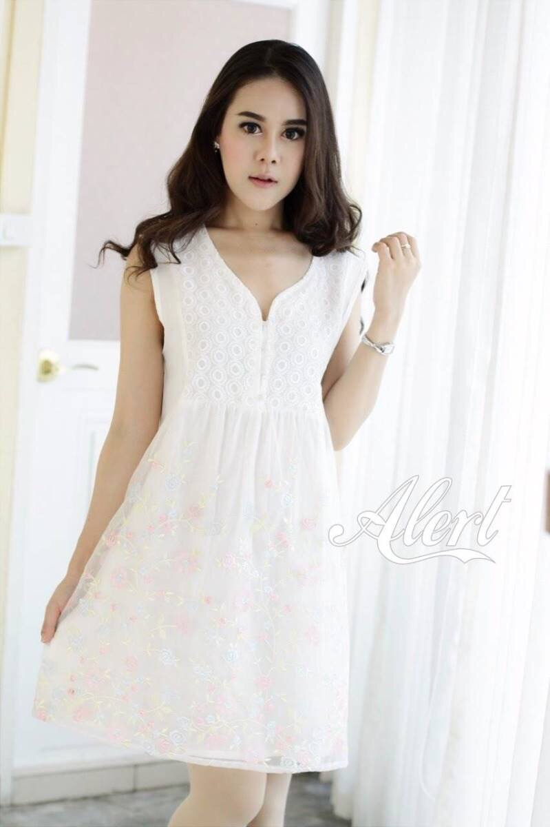 เดรสผ้าป่าน ปักลายดอกไม้สีหวานบนผ้าแก้วฟรุ้งฟริ้งน่ารักมากค่ะ