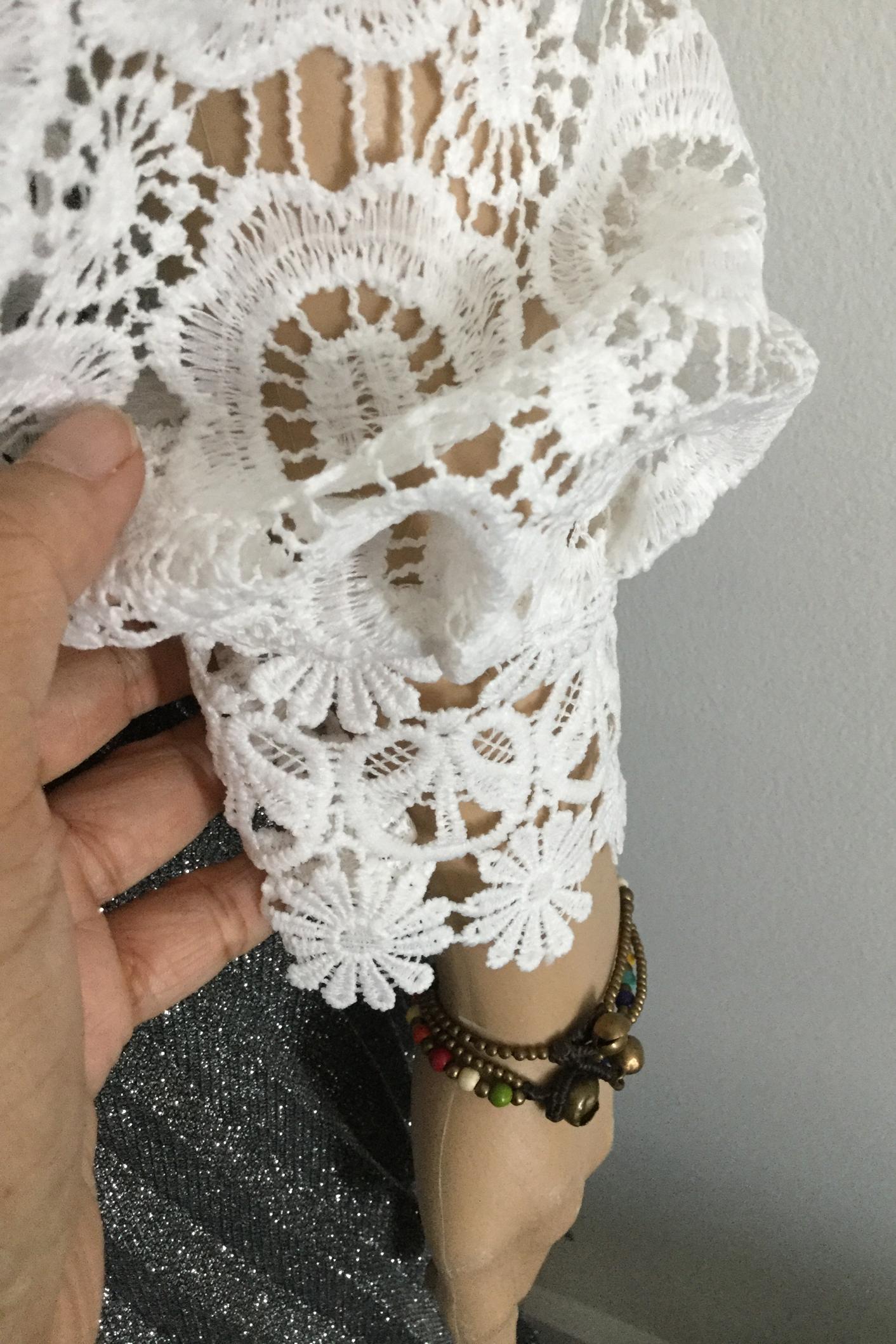 มาเพิ่มค้ะ!! เสื้อแขนยาวลูกไม้ฉลุ Self Portrait ดีไซน์คอลูกไม้ระบายน่ารัก แขนยาวจั้มข้อมือ คัตติ้งเนี้ยบ ซิปรูดหลัง แบบเก๋มากค่ะ (ดาราเซเลปใส่กันตรึม)