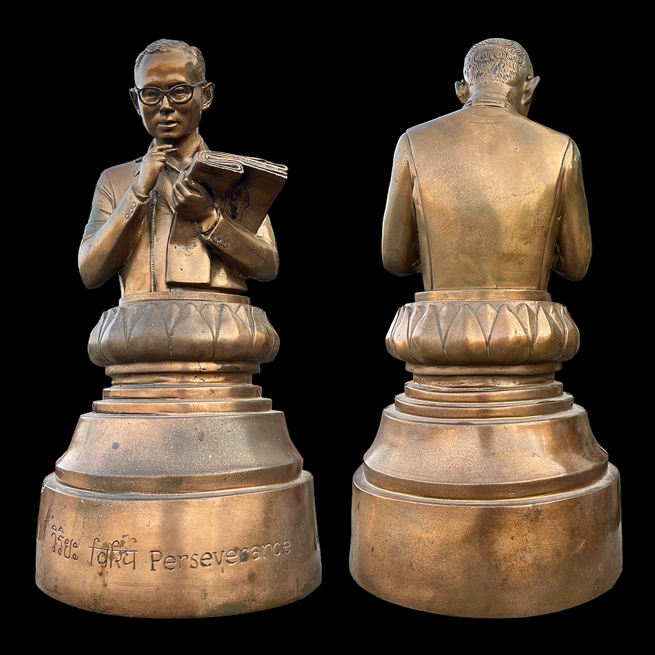 พระบรมรูปในหลวงทรงงาน วิริยะ ปี2541 PERSEVERANCE