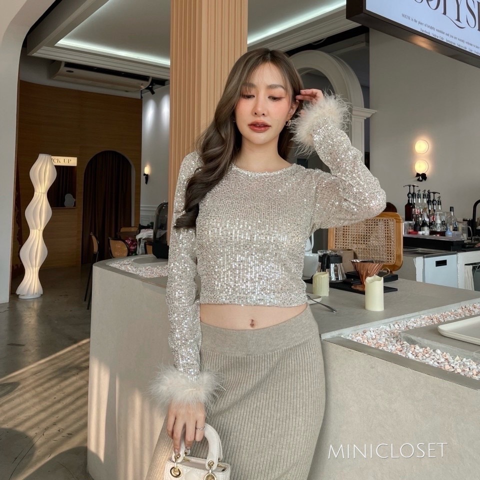 เสื้อปักเลื่อมวิ้งๆ แขนยาวปลายแขนแต่งขนนกน่ารัก ใส่เที่ยว ใส่ออกงานสวย