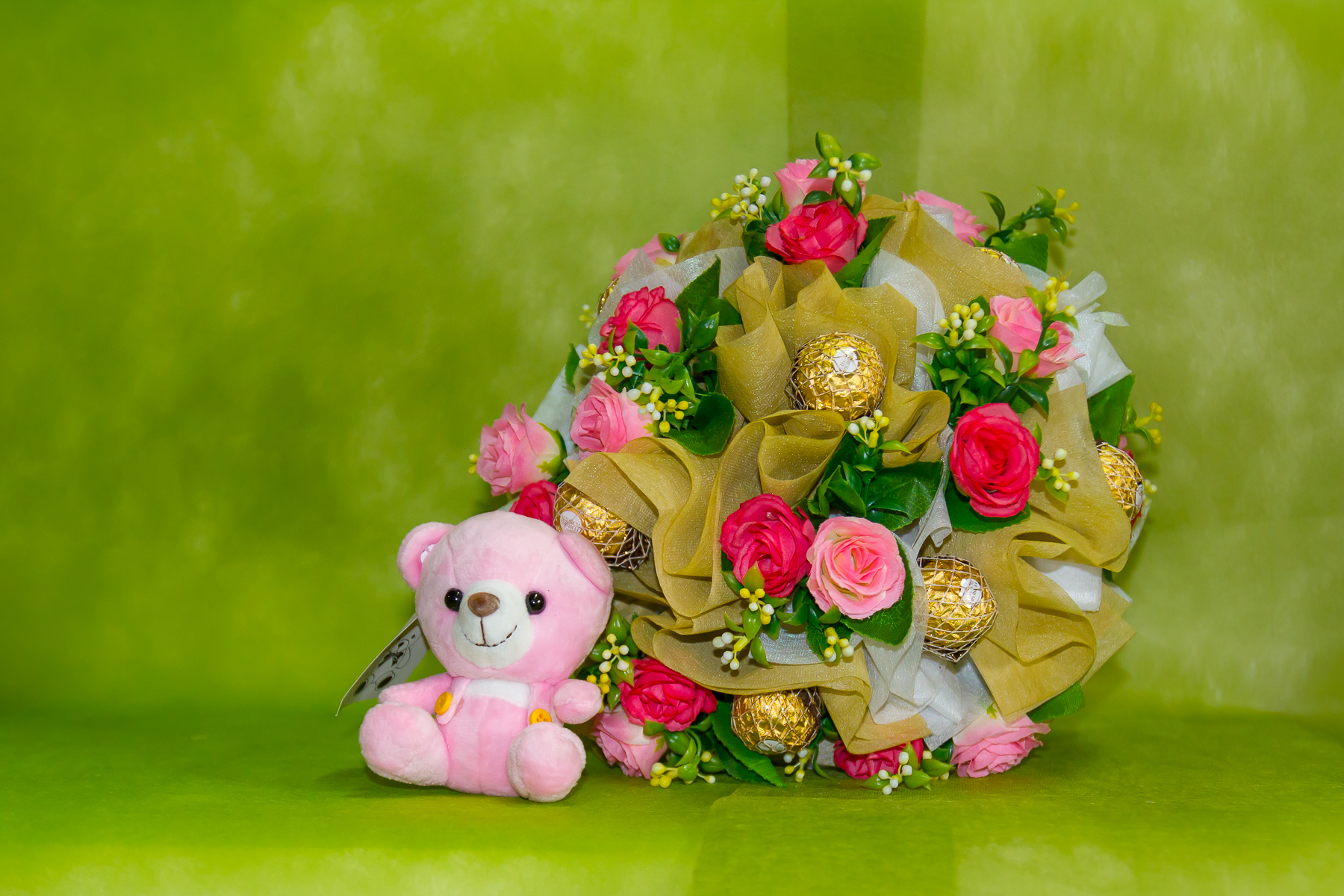 ช่อเฟอเรโร่ (Ferrero Rocher) 9 ลูก ดอกกุหลาบสีชมพูหวาน กระดาษสีทอง