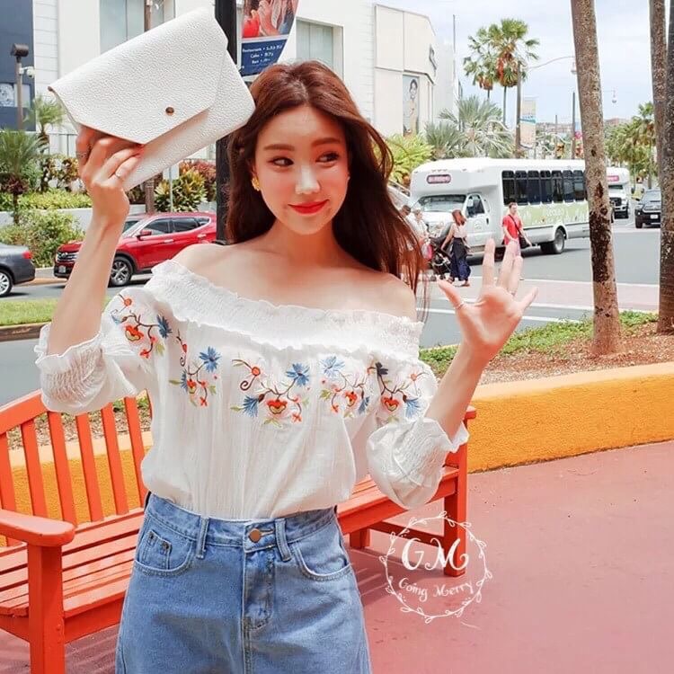 เสื้อปาดไหล่ คอระบาย ยางยืด งานปักแน่นๆ งานสไตล์เกาหลี ผ้าไหมญี่ปุ่นเนื้อดี ปลายแขนระบาย ทรงสวย งานน่ารักมากๆค่ะ