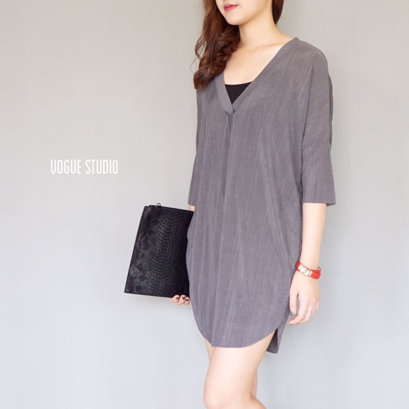 เดรสอัดพลีทถี่ คอวี ทรงไหล่ตก หน้าสั้นหลังยาว ใช้ผ้าอัดพลีทอย่างดี เนื้อนิ่ม ใส่สบาย มาพร้อมเสื้อซับในแยกชิ้น ทรงสวย ดูแพง ชุดเดียวอยู่คะ