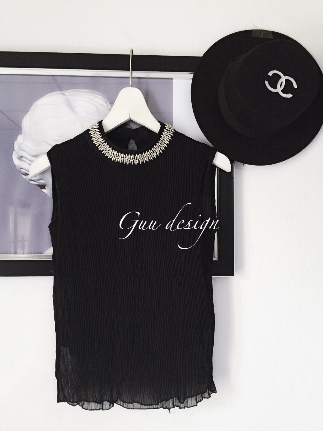 CROP ZARA รุ่นครอปแขนกุดซาร่า เนื้อผ้าชีฟองเนื้อทรายอัดพลีทละเอียด ดีไซน์เป็นเสื้อครอปแขนกุด คอกลม มีซับใน ปักเมทาลิคเงินรอบคอ ตกแต่งสวยงามมาก เรียบหรู