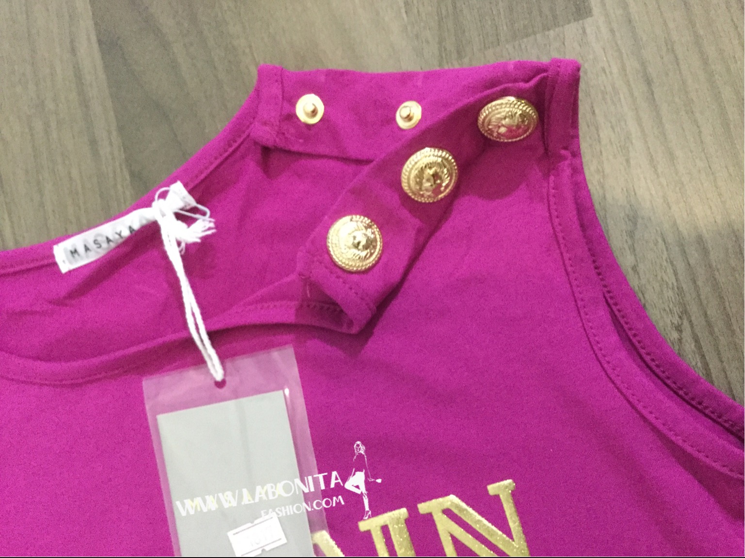 เสื้อยืดแขนกุด BALMAIN ติดกระดุมทองที่ไหล่แบบดาราใส่