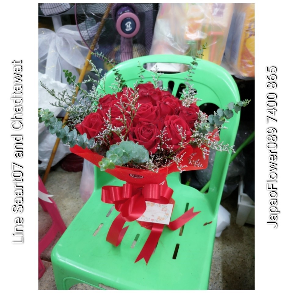 ช่อดอกกุหลาบแดงผสมใบยูคา