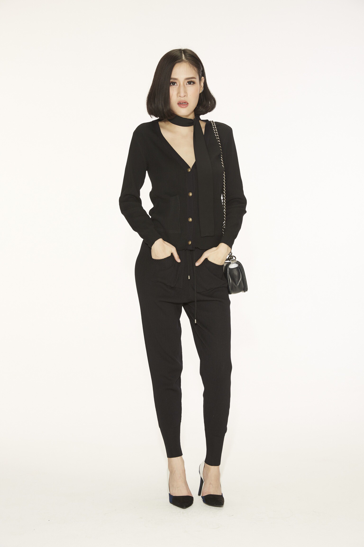 เซ็ททอknit ผ้าขึ้นลายในตัว ทรงสวยมากกกกค่ะ เสื้อสามารถใส่เป็นเสื้อคลุมได้ค่ะ กางเกงมีเอวผูก จั้มขาค่ะ Setนี้ใครได้ไป บอกเลยว่าคุ้มจริงไรจริงนะคะ ัเสื้อและกางเกงสามารถนำไปแมทกับเสื้เป้าแบบอื่นได้อีก เสื้อสามารถนำมาใส่เป็นเสื้อคลุมได้ บอกได้คำเดียวว่าคุ้มค่