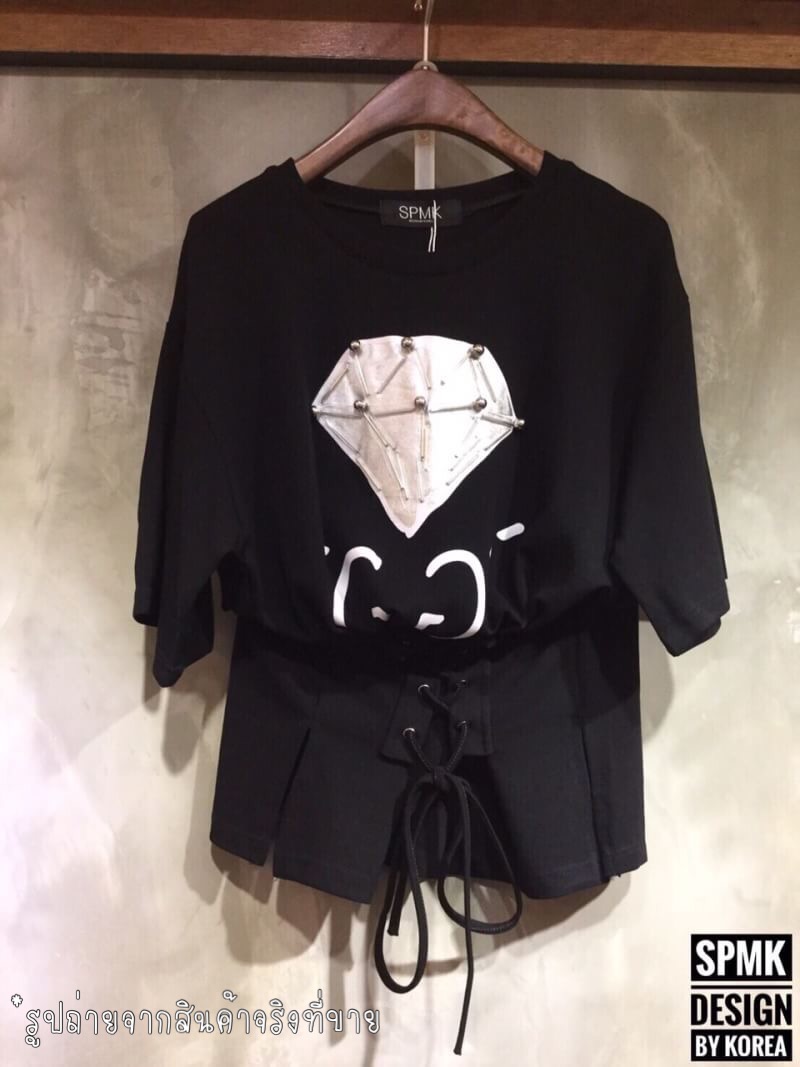 BRAND: SPMK เสื้อยืดเพชรปักเก๋มากๆรุ่นเชือกผูกเอวทำให้ดูเอวคอดขึ้นอยู่กับรูปร่างแต่ละคนจะผูกมากผูกน้อย สามารถดีไซน์ได้ดังใจ ผ้าดีมีน้ำหนัก ทรงสวยน่ารักมว๊ากๆ