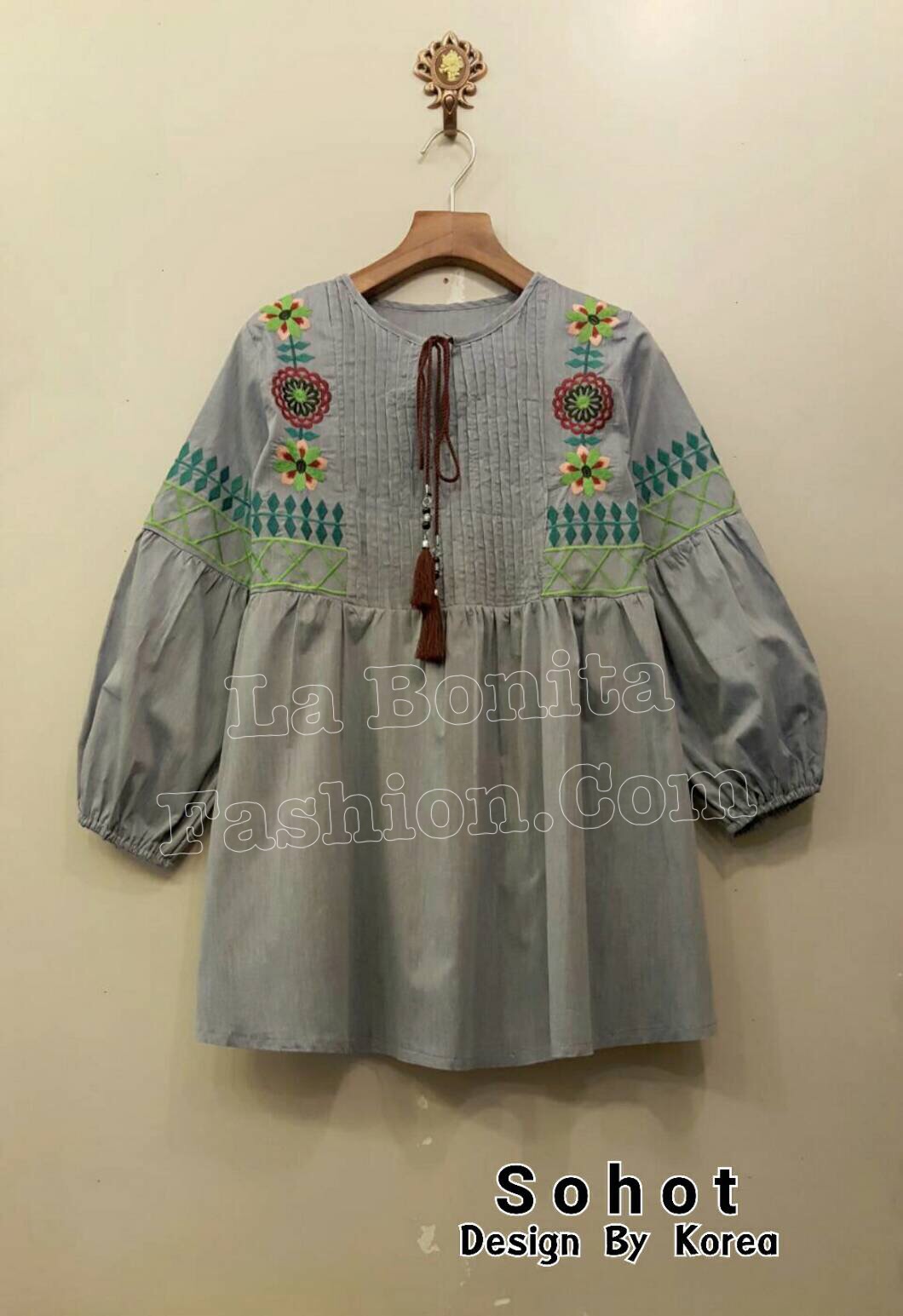 เสื้อปักสไตล์สาวโบฮีเมี่ยน ผ้าดีงานปักสวย ตีเกร็ดที่หน้าอก คอมีเชือกพู่ คัทติ๊งเนี๊ยบงานสวยน่าใส่ฝุดค้ะ