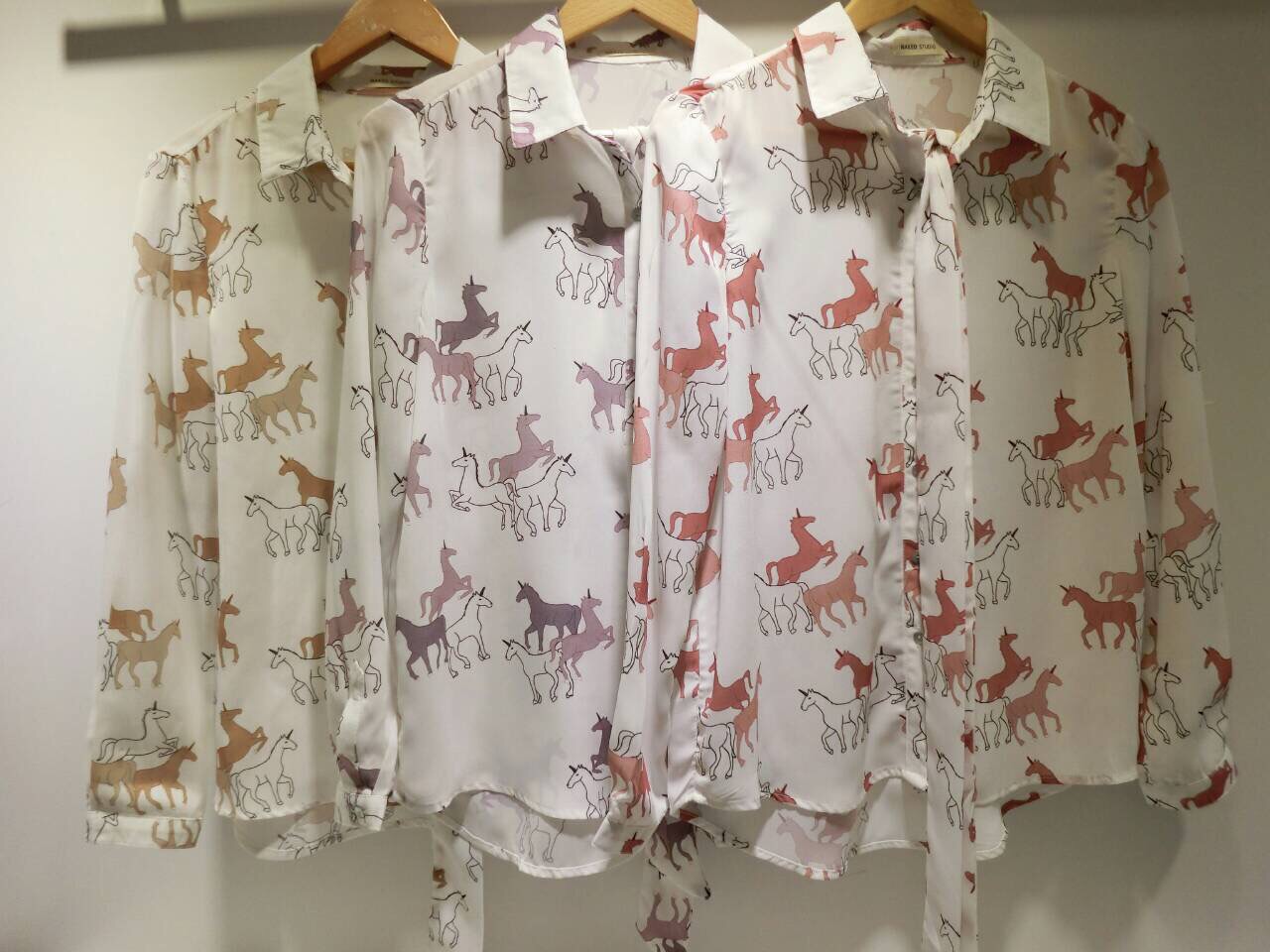 เสื้อเชื้ตผ้าดีมาก ผ้าปริ้นลายม้าน่ารักๆ มาพร้อมเชือกมัดเอว (ลายเดียวกับเสื้อ) สามารถนำมาผูกเอวหรือทำเป็นที่ประดับผมค่ะ