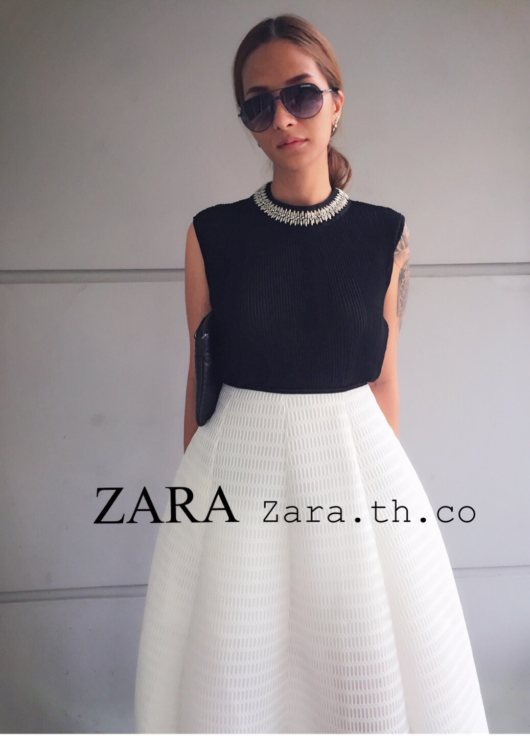 CROP ZARA รุ่นครอปแขนกุดซาร่า เนื้อผ้าชีฟองเนื้อทรายอัดพลีทละเอียด ดีไซน์เป็นเสื้อครอปแขนกุด คอกลม มีซับใน ปักเมทาลิคเงินรอบคอ ตกแต่งสวยงามมาก เรียบหรู