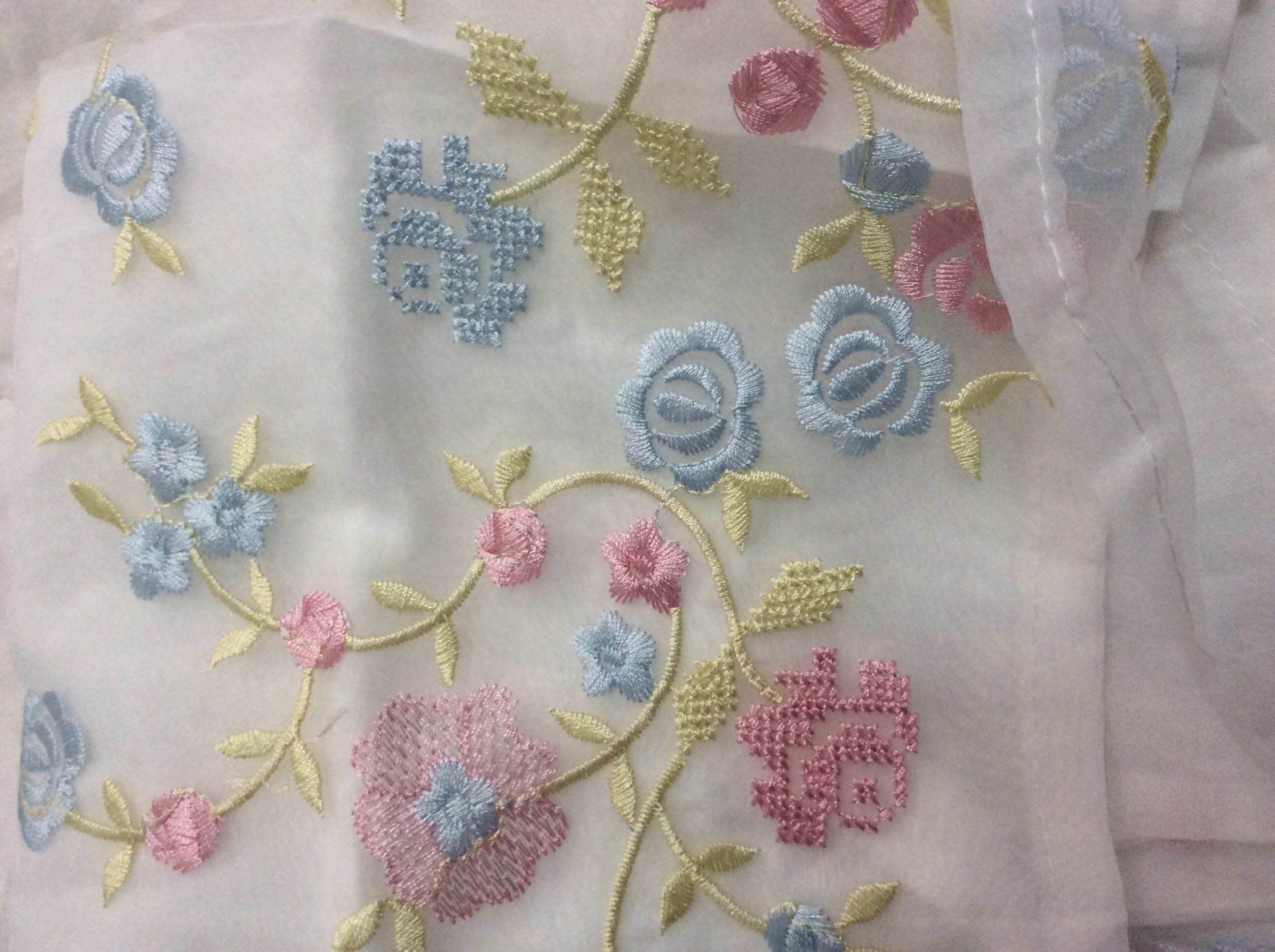 เดรสผ้าป่าน ปักลายดอกไม้สีหวานบนผ้าแก้วฟรุ้งฟริ้งน่ารักมากค่ะ