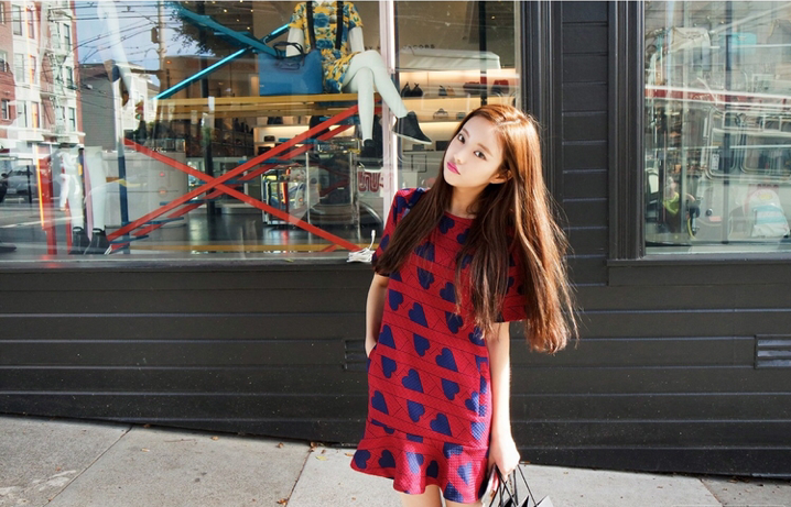 มินิเดรสพิมลายหัวใจ ต้อนรับวันวาเลนไทน์ เนื้อผ้าเด้ง ยืดได้นิดหน่อย ซิปหลังช่วงบน มีกระเป๋าทั้งสองข้าง ใส่สวม ชายระบาย น่ารัก Korea ขายดีมาก ในเว็ปเกาหลี