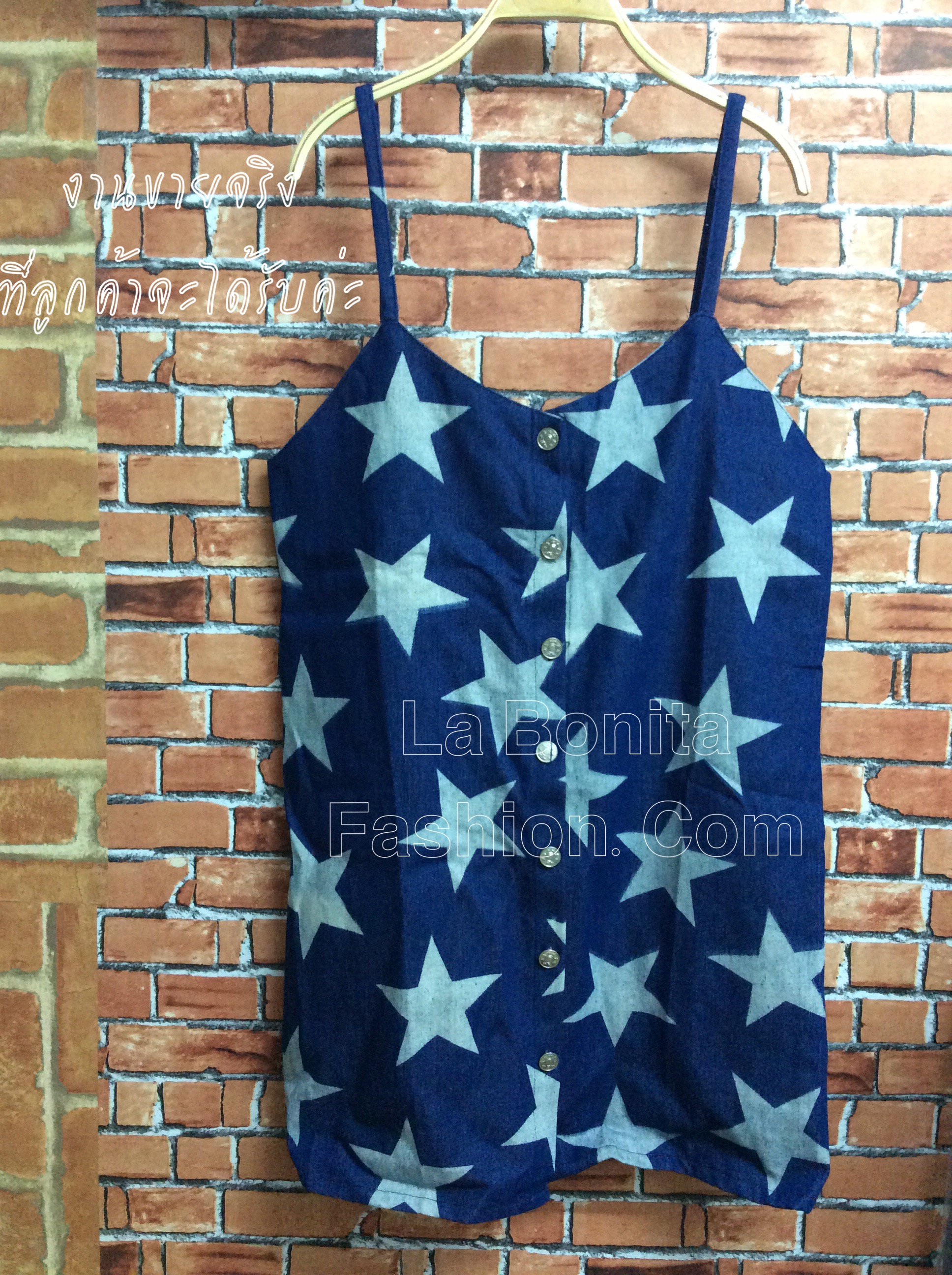 Stylenanda Star overall dress ชุดเอี๊ยมสายเดี่ยวเนื้อผ้ายีนส์ฟอกสีเข้มอย่างดีค่ะ มาพร้อมลายพิมพ์ดวงดาวรอบๆตัวชุด mix & match ได้หลากหลายสไตล์เลยจ้า