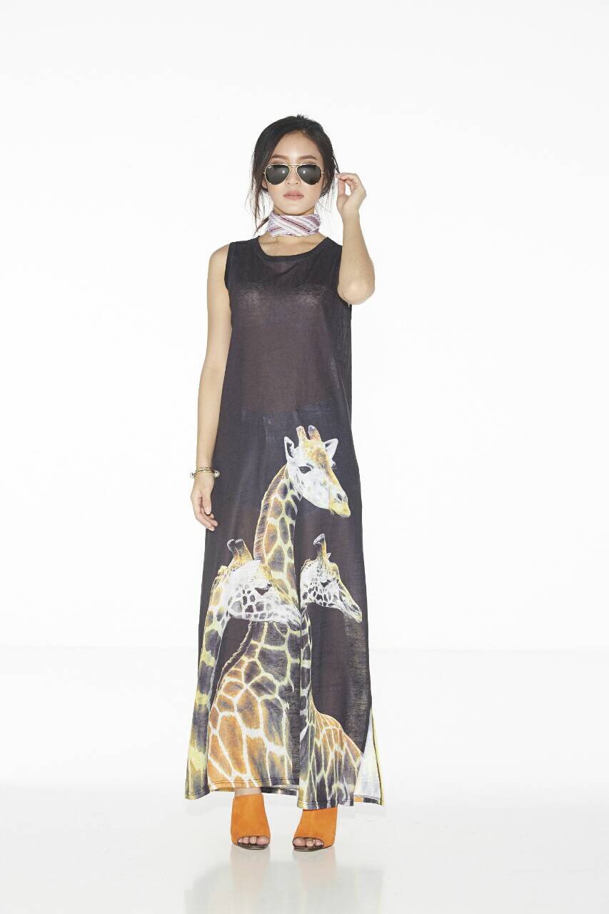 เดรสตัวยาวทรงหรู ปริ้นลายยีราฟ สีสันสวยงามมากค่ะ ใส่ได้หลายโอกาสแนะนำค่ะ