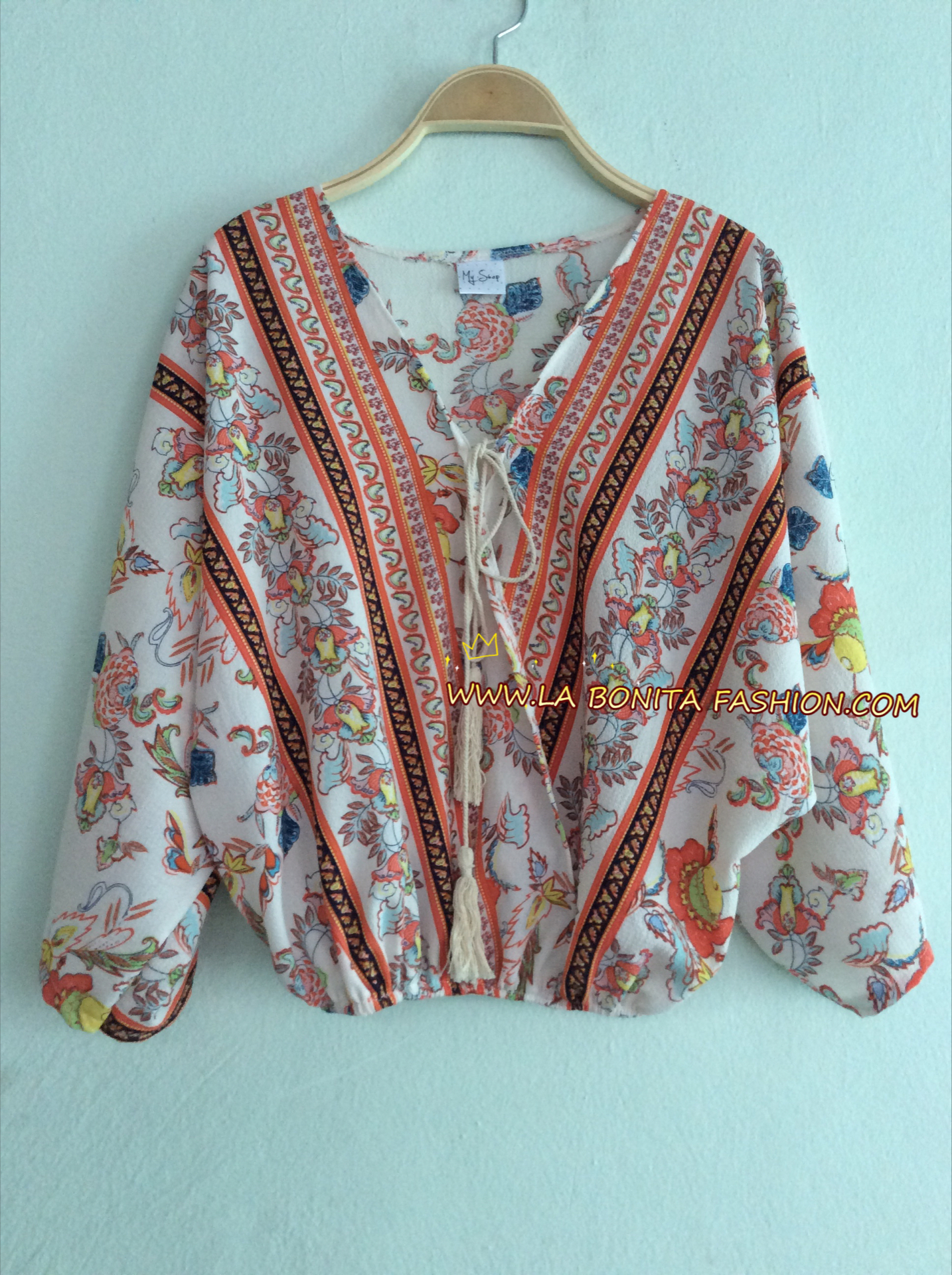 เสื้อสไตล์ โบฮีเมียน ทรงป้ายหน้า มีเชือกผูก พิมพ์ลายสไตล์โบฮีเมียน สีสันสดใสน่ารักมากๆๆค่ะ