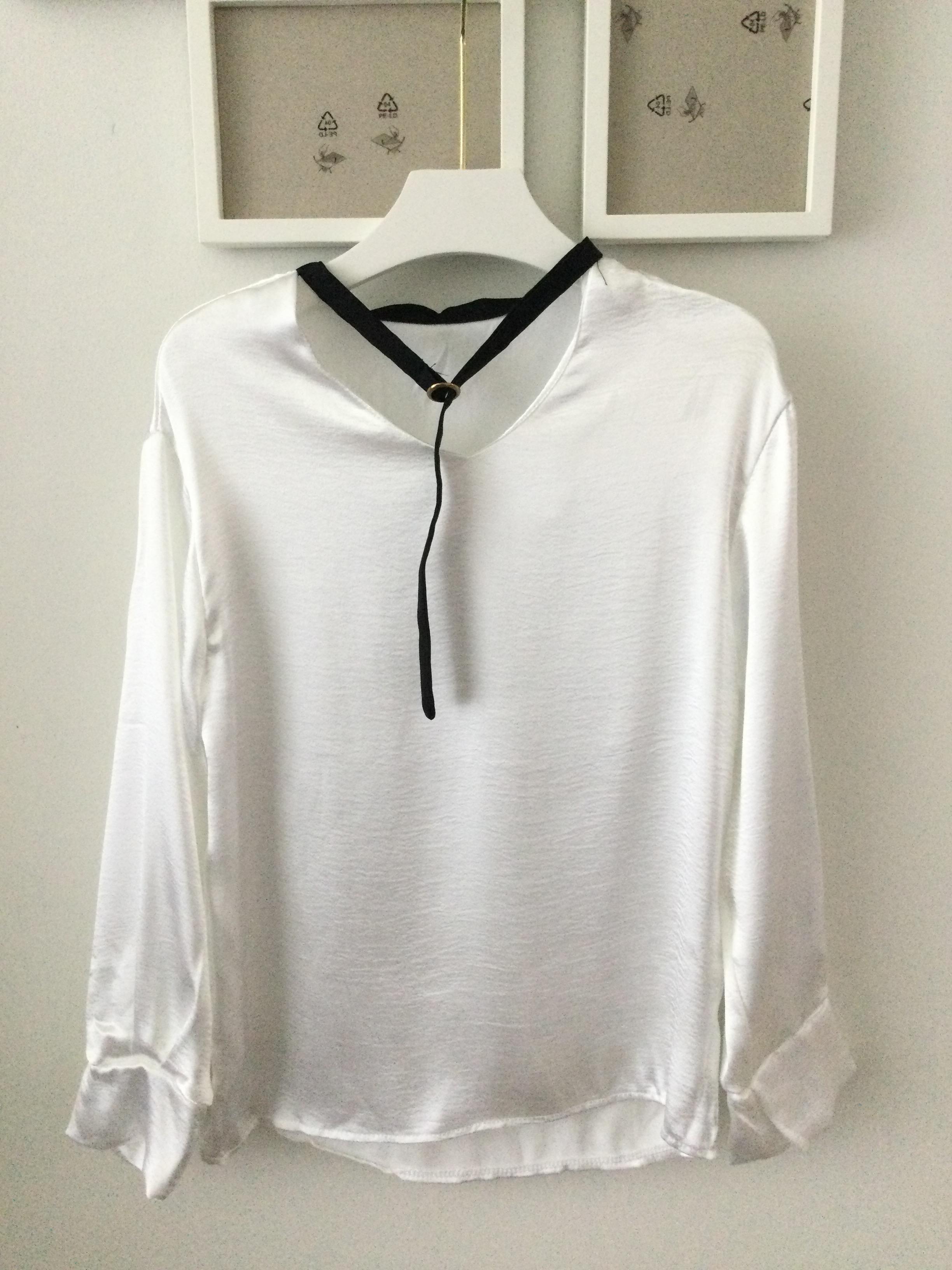 เสื้อผ้าซาตินเนื้อดี ตัวผ้ามีดีเทลยับๆนิดหน่อย แต่งโชกเกอร์คอ ใส่กับเอวสูงน่ารักมากๆค่ะ