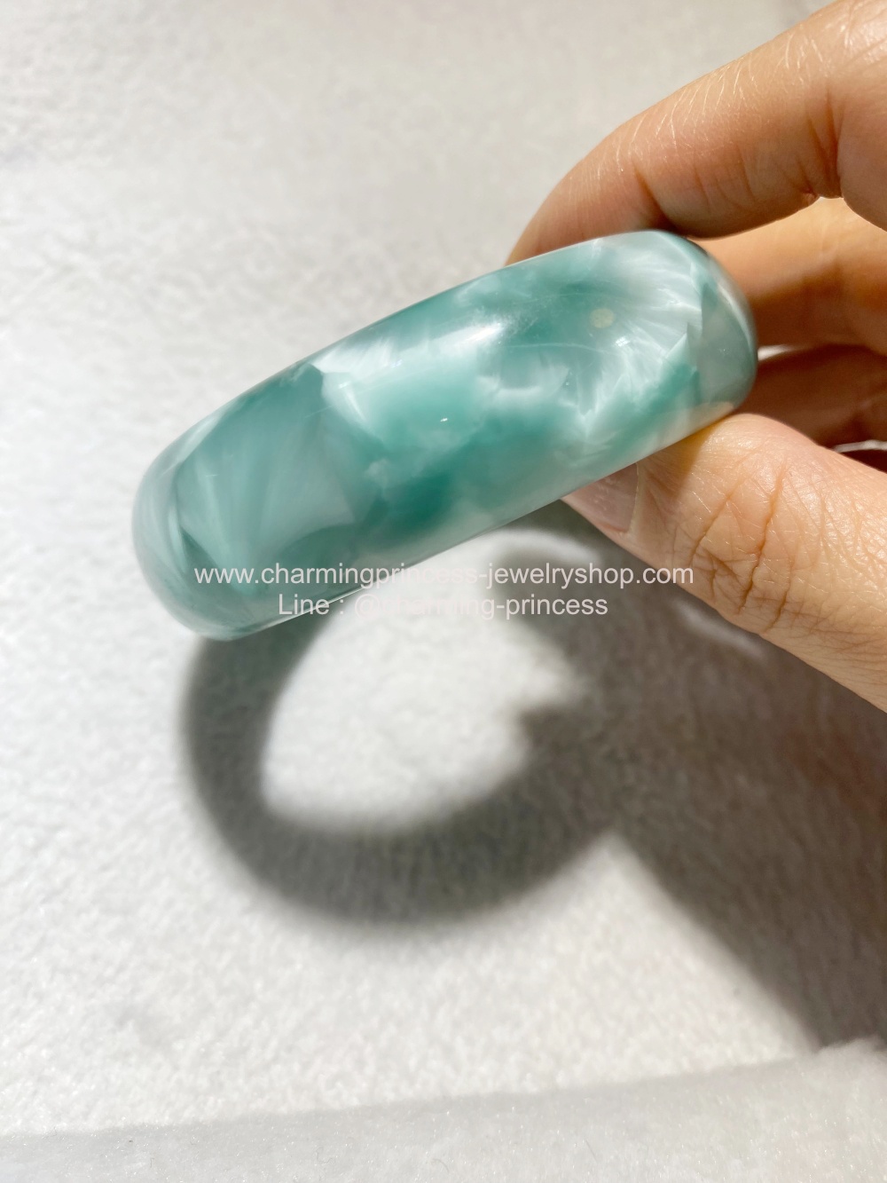 Green Angelite แองเจิลไลท์สีเขียว กำไล 20x59 มม หินของความคิดสร้างสรรค์ หินแห่งการหยั่งรู้ การปรากฏของสิ่งเตือนภัย ซึ่งเปรียบเสมือนมีเครื่องรางบอกเหตุ