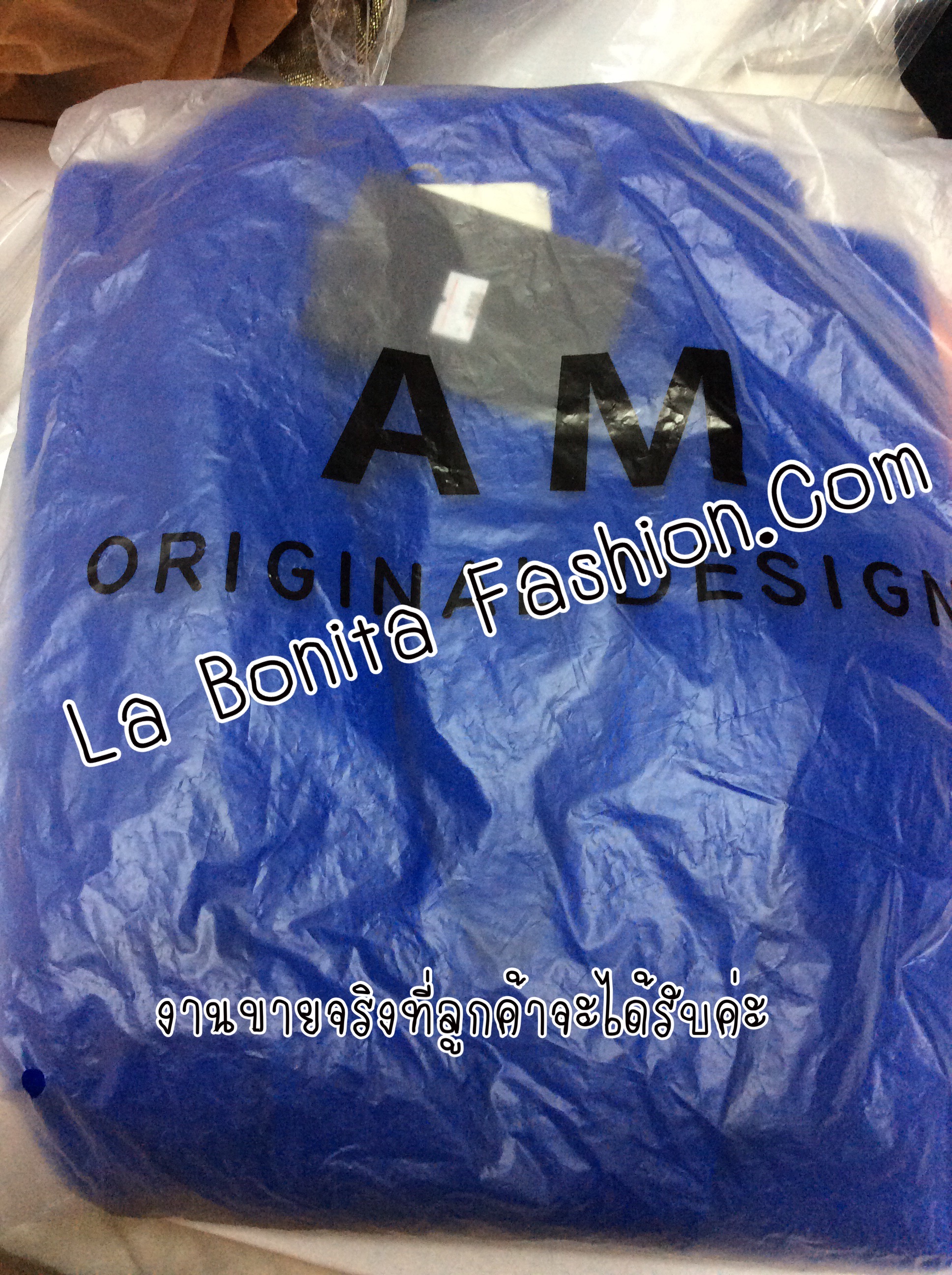 เดรสผ้าไหมพรมบาง คอวี มีลูกเล่นด้านหน้า มาพร้อมเข็มขัดผ้าเดียวกันค่ะ