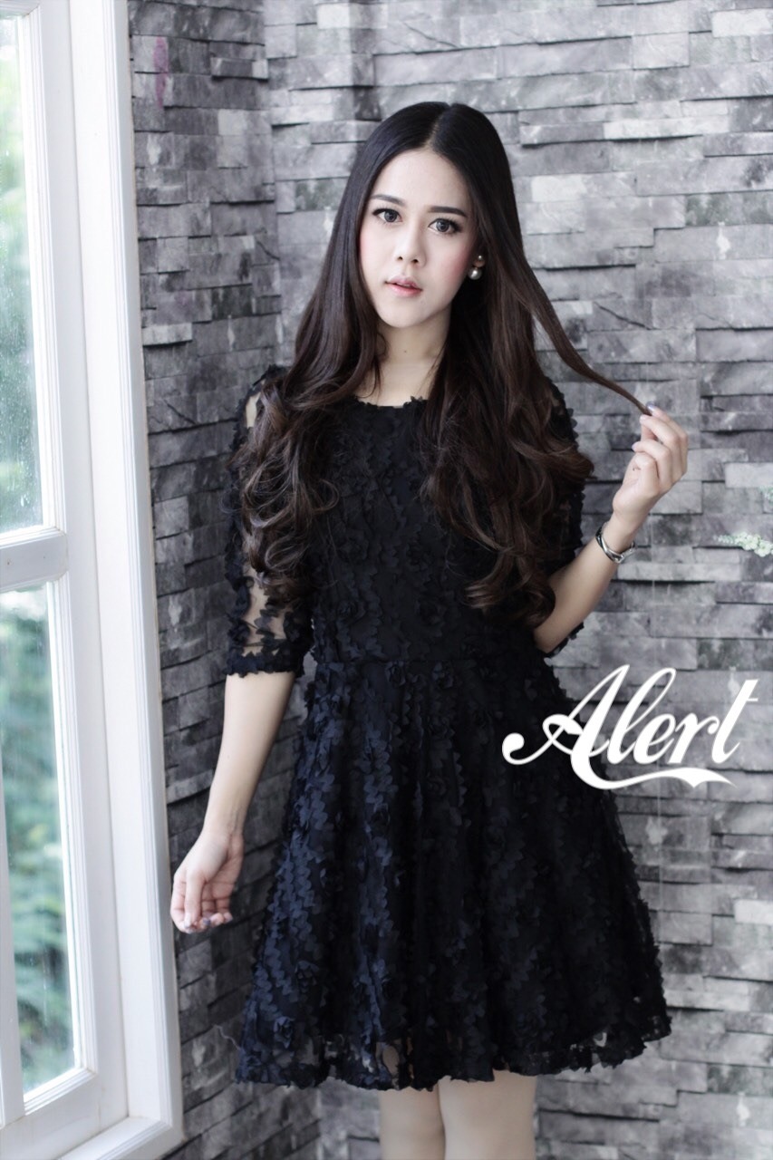 เดรส ribbons rose เป็นเดรสผ้ามีเทคนูนดอกกุหลาบริบบิ้น