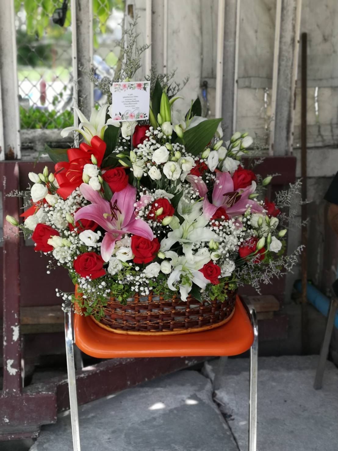 กระเช้าดอกไม้วันเกิดแฟน (Flower Basket)