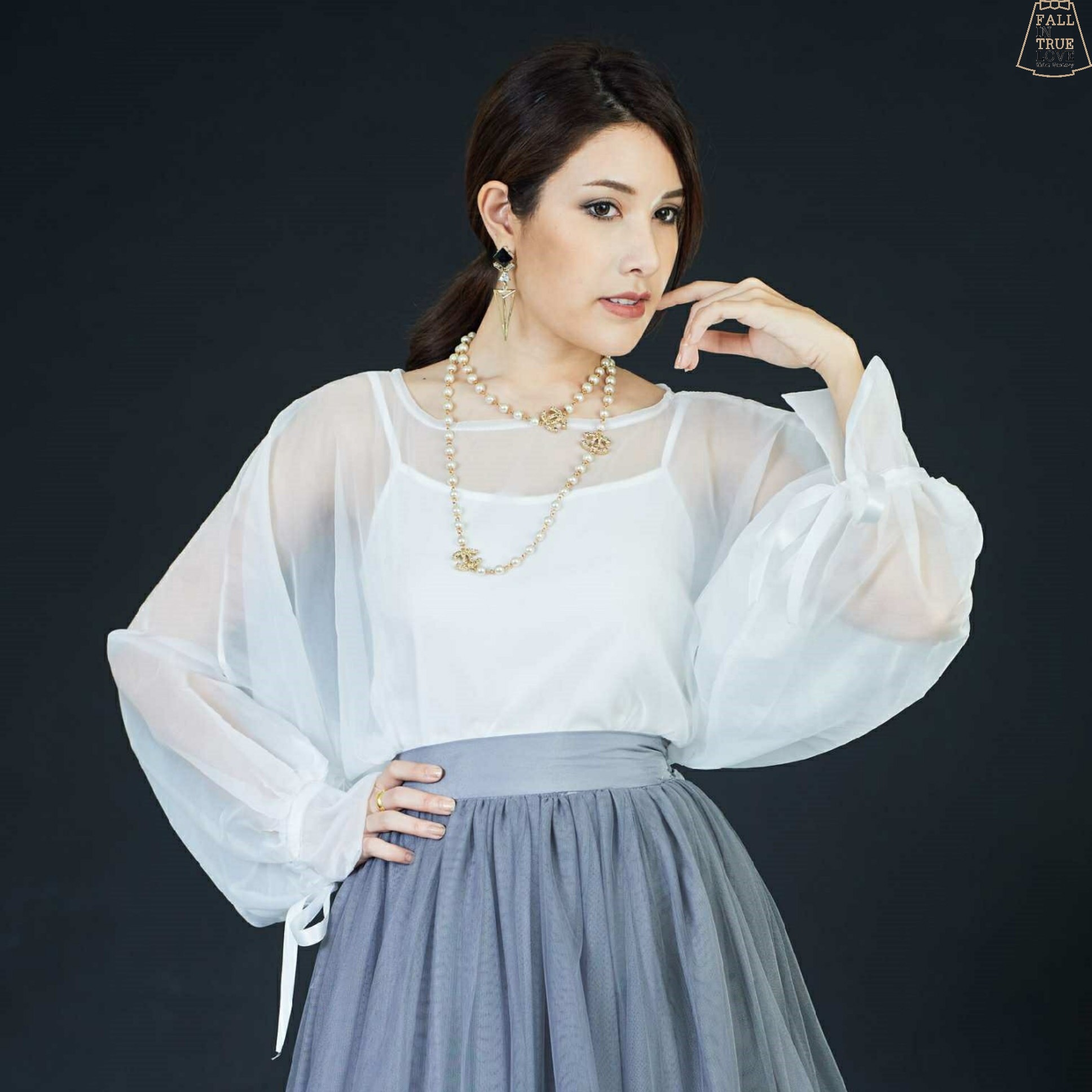 เสื้อผ้าออแกนซ่าเนื้อด้าน คอกว้างตัวโคล่งทรงปล่อย แขนปีกค้างคาวพองทรงบอลลูนที่ปลายแขนจั๊มผูกริบบิ้นสวยหวาน ใส่แบบสวมทางศรีษะติดกระดุมหลัง 1 เม็ด ไอเทมหวานปนหรูใส่กับอะไรก็สวยค่ะ