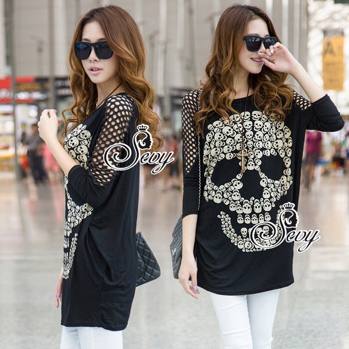 เสื้อยืดทรง Over Coat ดีเทลมีลูกเล่นด้วยการตัดต่อผ้ายืดเป็นรูๆที่แขนเสื้อ สกรีนลายหัวกะโหลกใหญ่ๆกลางเสื้อ เท่ห์มากเลยนะคะ
