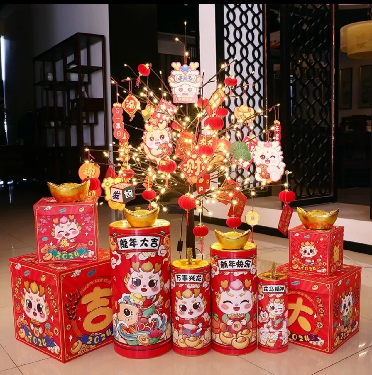 ประทัดยักษ์สีแดง พร้อมต้นไม้ปลอมมงคล ในธีมตรุษจีน พร้อมด้วยของประดับนานาชนิดที่เราคัดสรรมาให้เลือกแบบมากมาย ที่นี่