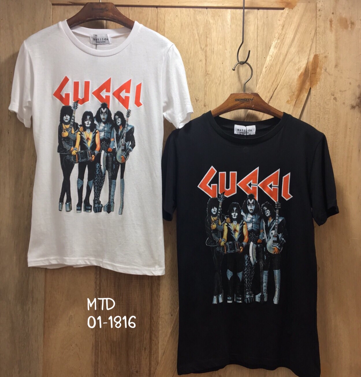 กับเสื้อยืดแขนสั้นแต่งคอกลม มาพร้อมงานสกรีนลวดลายสไตล์วินเทจแนวๆตรงด้านหน้าตัวเสื้อค่ะ ลายสกรีนคมชัด เนื้อผ้าดีสวมใส่สบายมากๆค่ะ ใส่สวยแบบ คุณ ญาญ่าญิ๋ง คุณ คิมเบอรรี่ คุณ ไอซ์ และ เซเลบ คนดัง ใส่กันเยอะค่ะลายสกรีนนี้