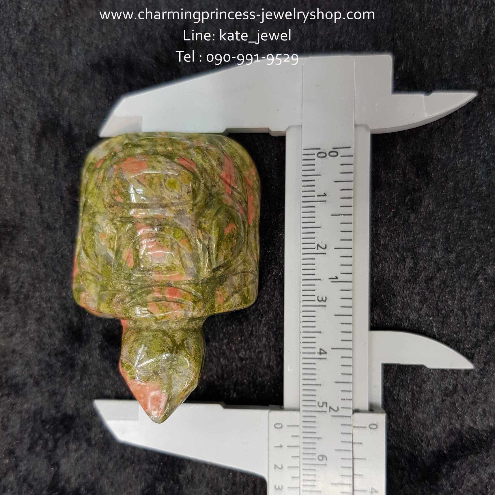 เต่าตั้งโต๊ะนำโชคมาสู่ผู้ครอบครองแบบตั้งโต๊ะ แกะจากหินยูนาไคท์ หินที่กระตุ้นให้เราทำมาหาเงิน นำพาทรัพย์สินและเสริมบารมี ปั้นรูปเต่ามาใช้เพื่อส่งเสริมความเป็นมงคลให้กับชีวิต