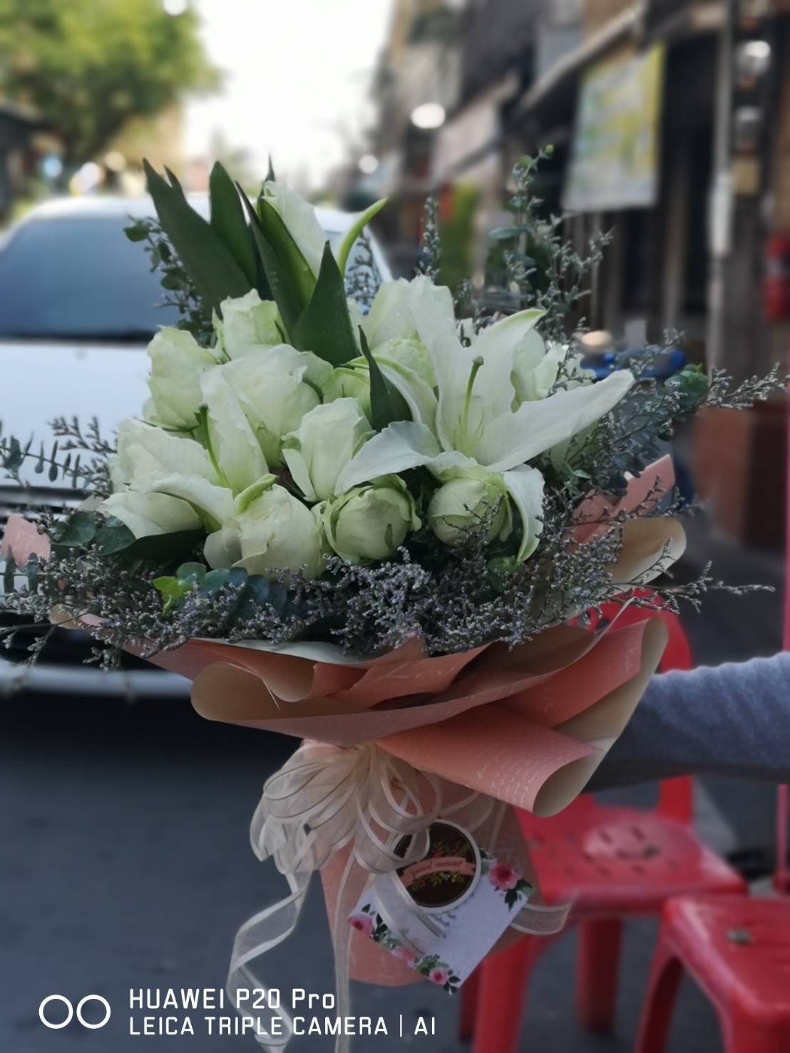 ช่อดอกกุหลาบสีขาวแซมดดอกลิลลี่ แทนความรู้สึก