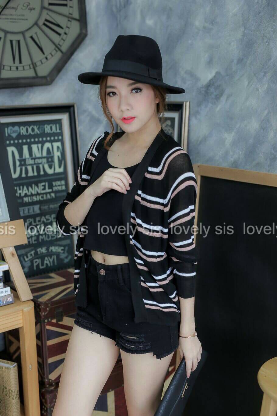 เสื้อคลุมไหมพรมทอลายริ้ว น่ารักมากค่า ใส่ได้ตลอด แมทซ์กับชุดก็ง่าย สวยทุกสีจริงๆ เชียร์ขาดใจ สอยด่วนเลย เนื้อผ้านิ่มมากยืดหยุ่น เริ่ด