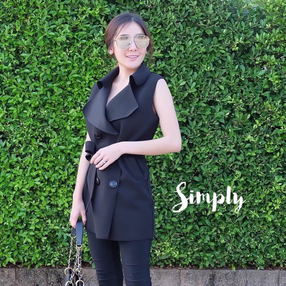 New in... Blazer กระดุม กระเป๋า 2 ข้าง เนื้อผ้าดี สวยมากๆค่ะ มีน้ำหนัก อยู่ทรง พร้อมผ้าคาดเอว ใส่กับเลกกิ้ง หรือใส่ตัวเดียวเป็นเดรสก็ได้นะคะ รับประกันงานสวยสุดๆ เลยคร้า^^