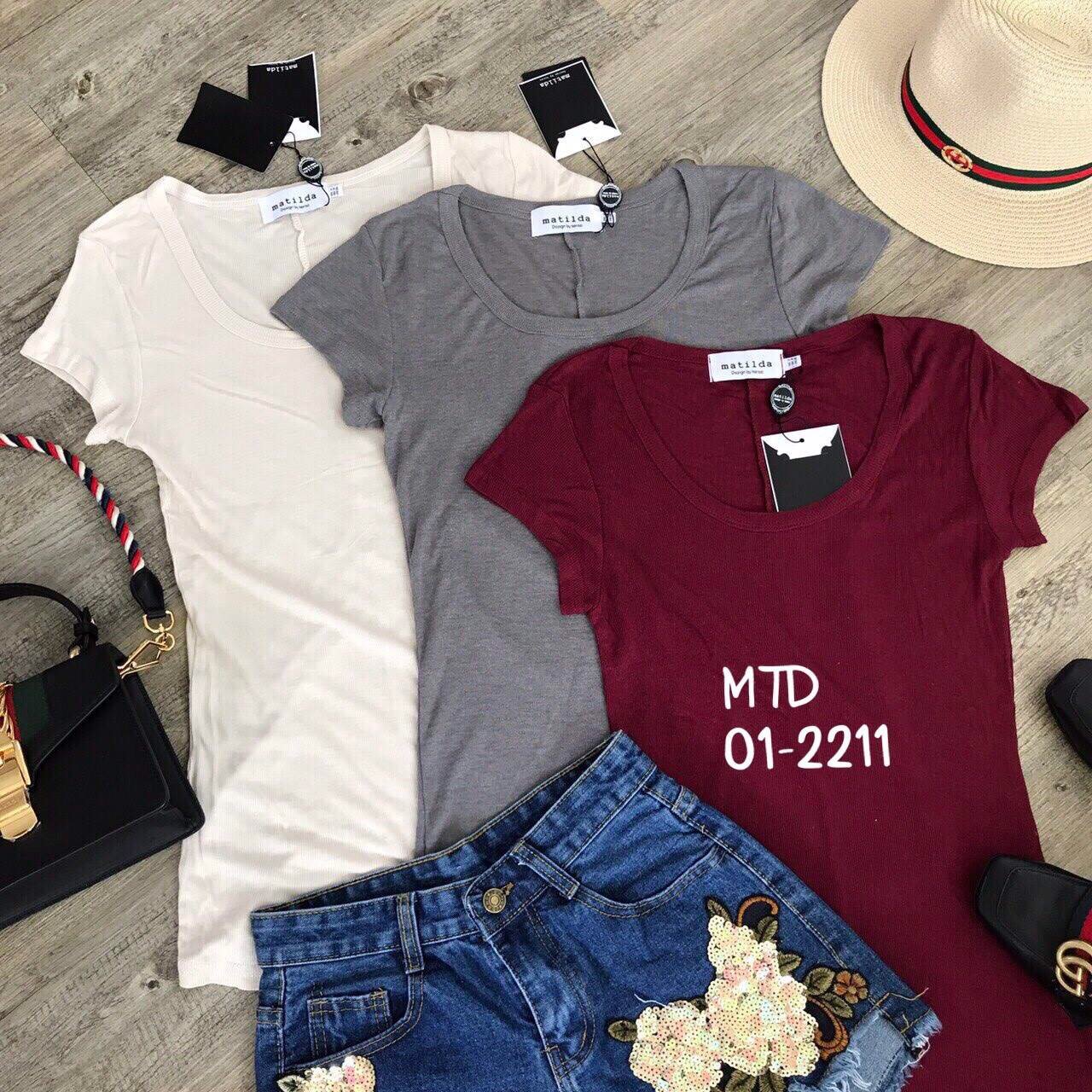 เสื้อยืดแต่งคอกลมปาด เนื้อผ้ายืดอย่างดี มีลาย texture ในตัว