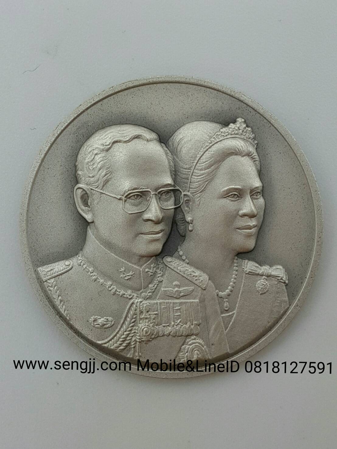 เหรียญที่ระลึกเงินรมดำ 60 ปี บรมราชาภิเษกและ 60 ปี อภิเษกสมรส พ.ศ.2553 ขายเป็นคู่ไม่ได้แยกนะครับ