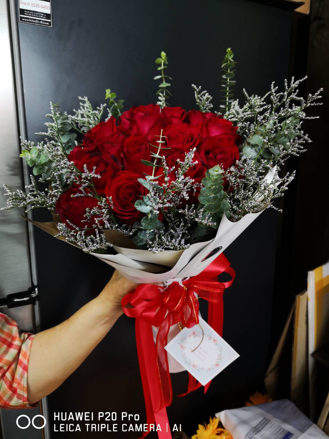 ช่อดอกกุหลาบสีแดง เซอร์ไพรส์วันเกิดคนพิเศษ