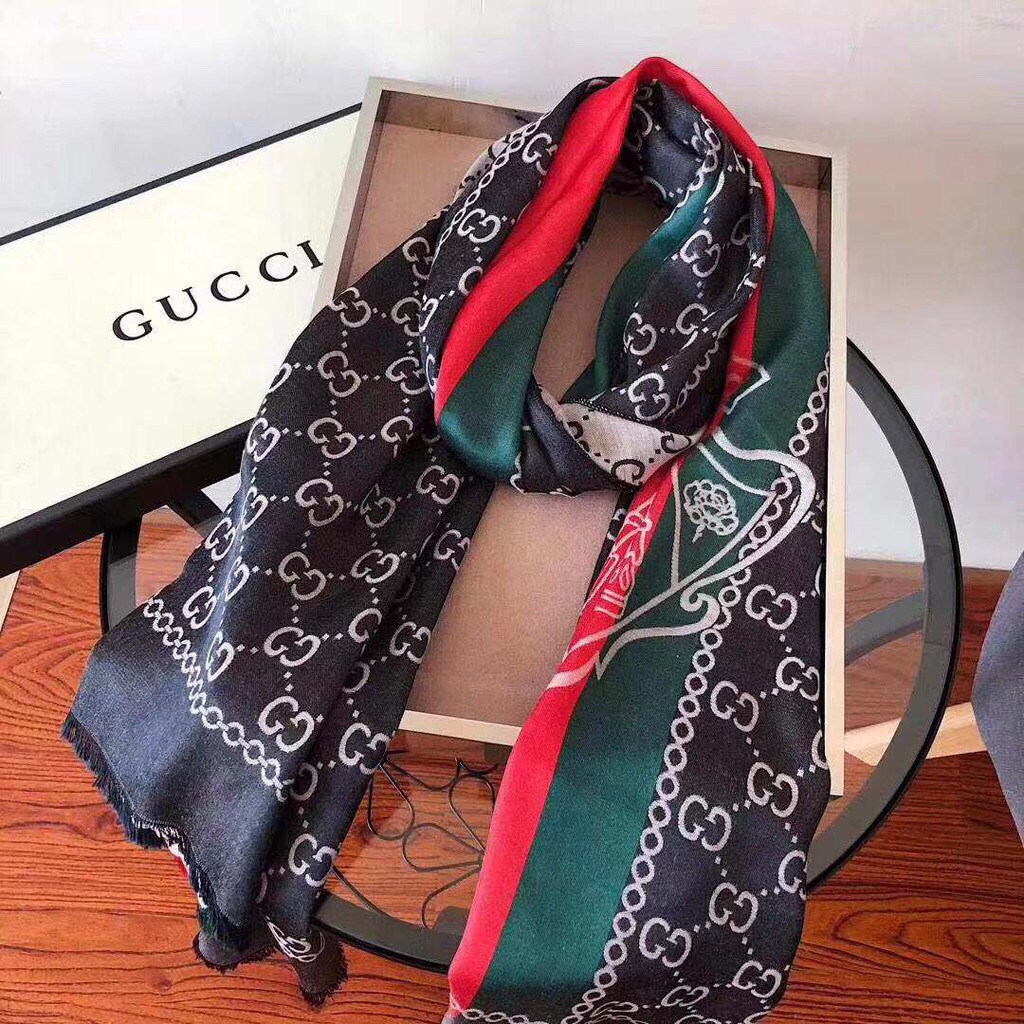 ผ้าพันคอ ผ้าคลุมไหล่ GUCCI รอบนี้มาเป็นเซ็ทของขวัญสุดหรูพร้อมกล่องและถุงกระดาษ