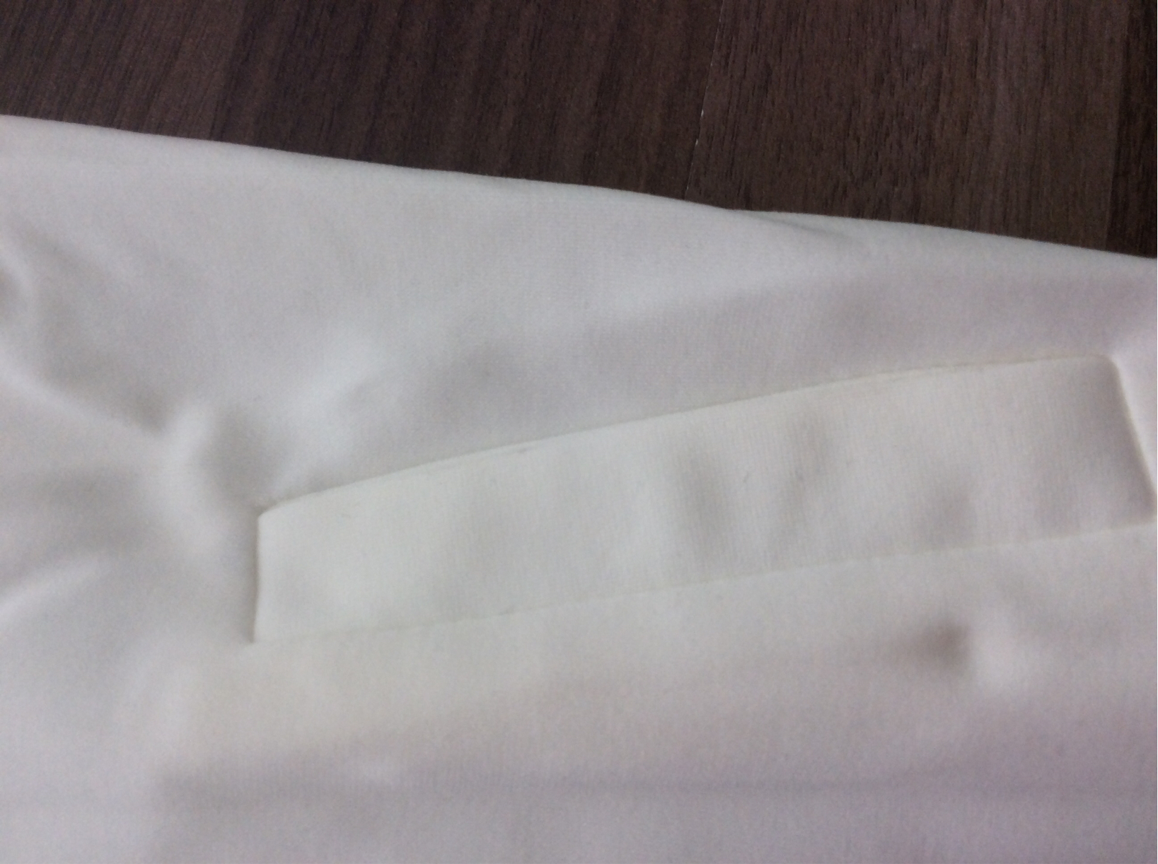 เสื้อคลุมซิบหน้าตกแต่งมุกขาว ดำ ผ้าโฟมบางไม่หนามีน้ำหนักค่ะ มีกระเป๋า 2 ข้าง ใส่ตัวเดียวหรือจะใส่เป็นแจ็คเก็ตคลุมก็ได้ค่ะ