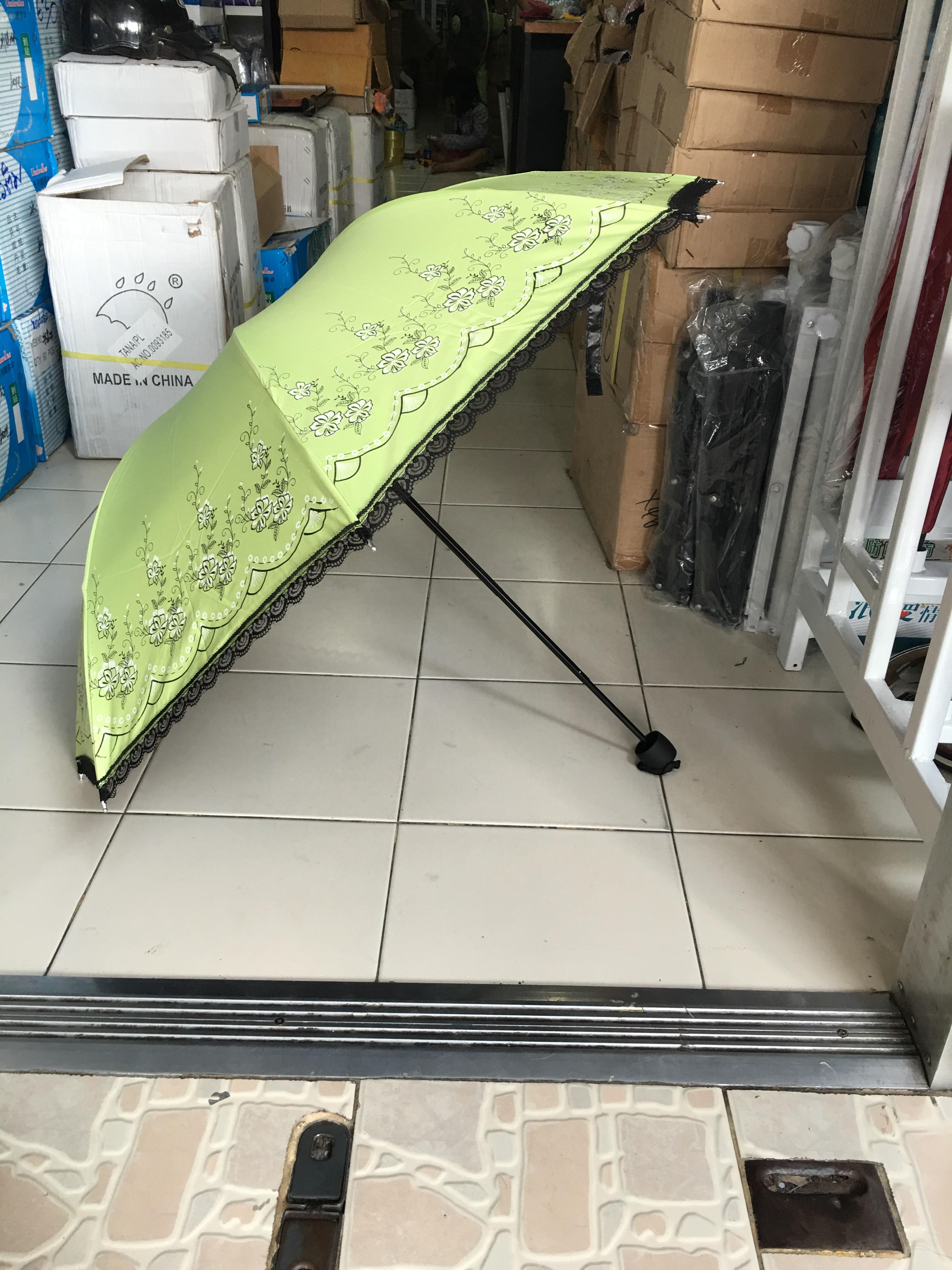 ร่มโค้งแฟชั่นลายดอกไม้มีระบายยูวีสีดำ