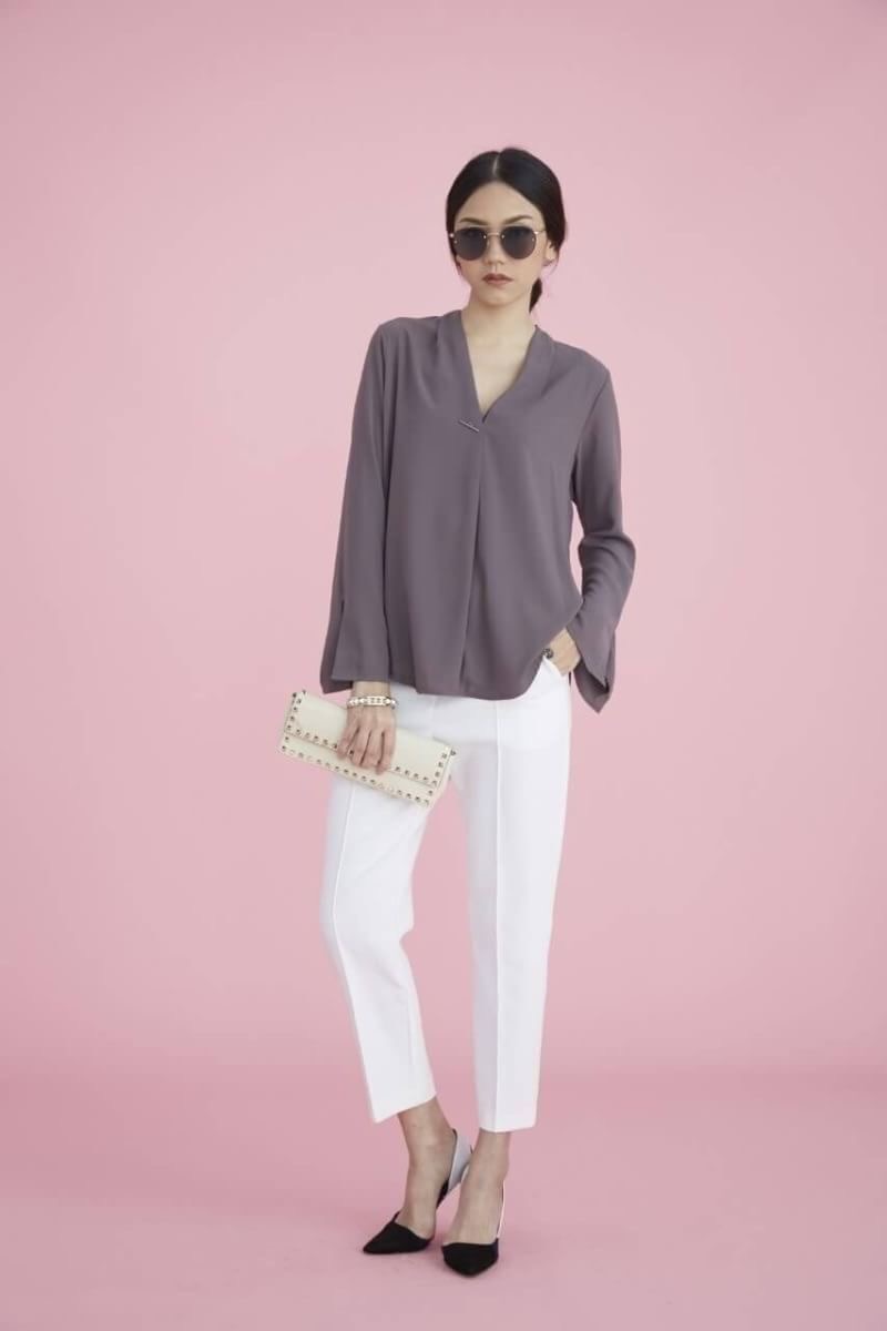 เสื้อเชิ้ตทรงสวยสุดๆค่ะ เนื้อผ้าเรียบทิ้งตัว กลางอกประดับกลัดเงิน ผ่าเล็กๆช่วงปลายแขน เรียบหรูดูแพงมากๆ ใส่คู่กับท่อนล่างได้ทุกแบบ